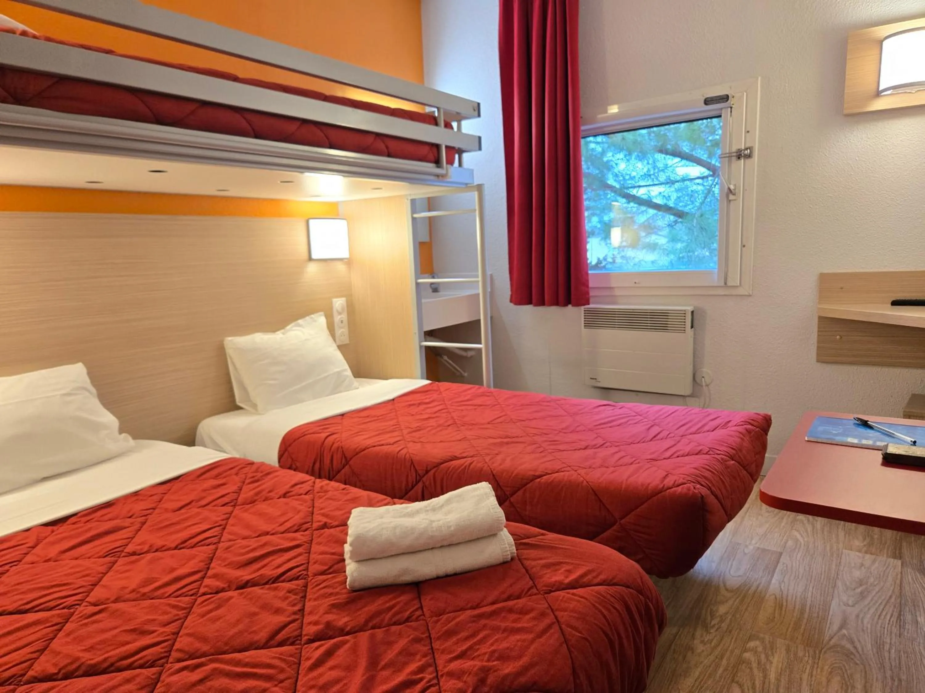 Triple Room with Three Single Beds and Shared Bathroom/Toilet in Premiere Classe Valence - Bourg Les Valence