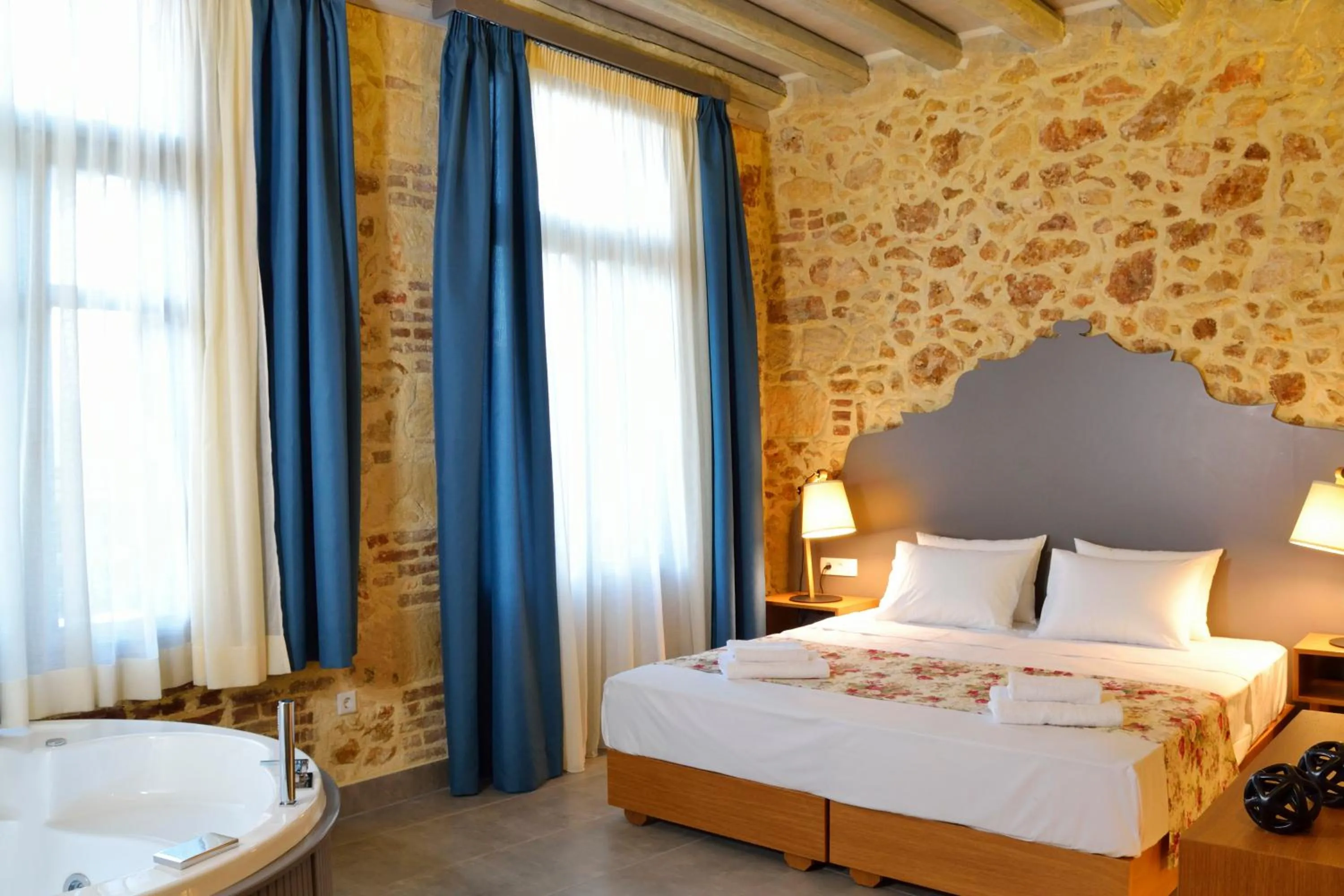 Superior Room with Hot Tub in Elia Kentron