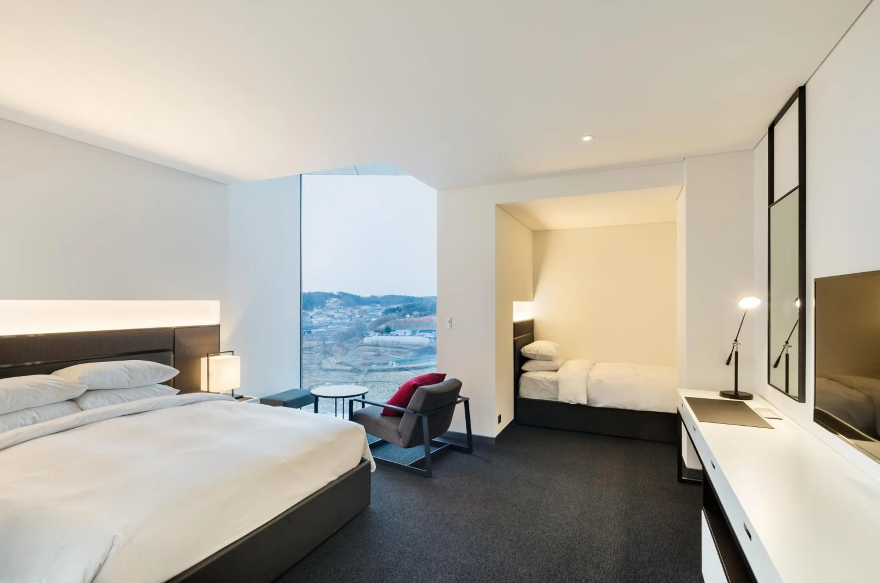 Deluxe Twin Room with Mountain View in Hotel Ora Incheon
