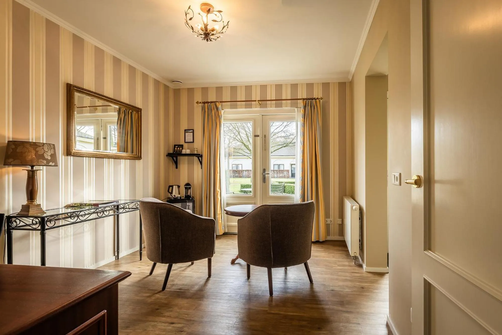 Deluxe Double with twin size bed in Kasteel De Vanenburg