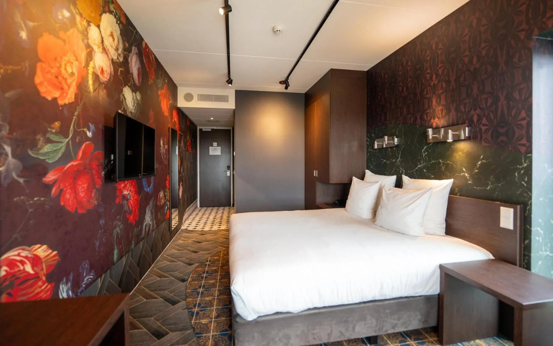 Comfort Plus Double with Balcony in Hampshire Hotel - Delft Centre