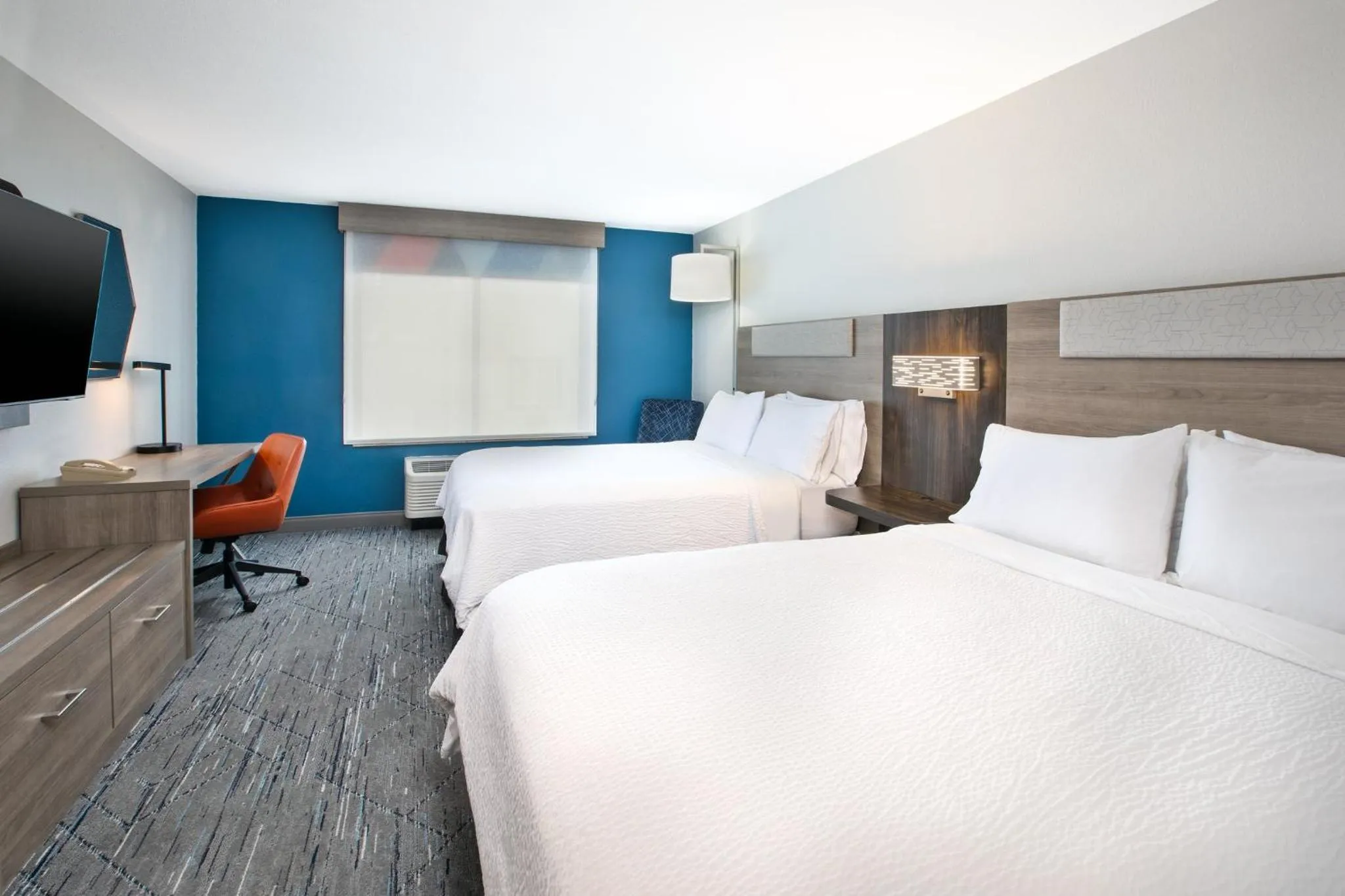 Standard Queen Room with Two Queen Beds and Roll-In Shower - Mobility Access in Holiday Inn Express & Suites Buffalo by IHG