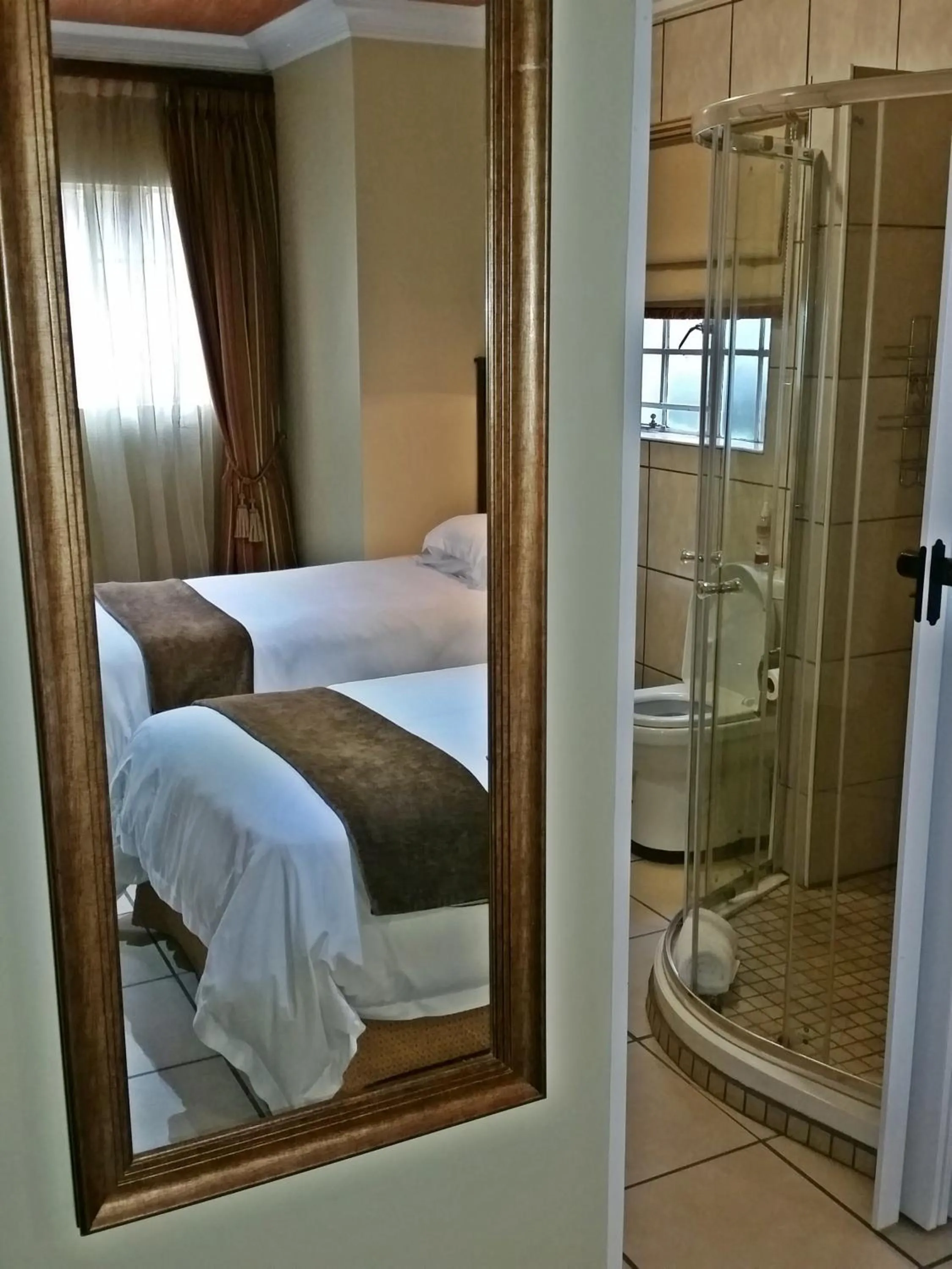 Luxury Twin Room - single occupancy in Constantia Manor Guest House