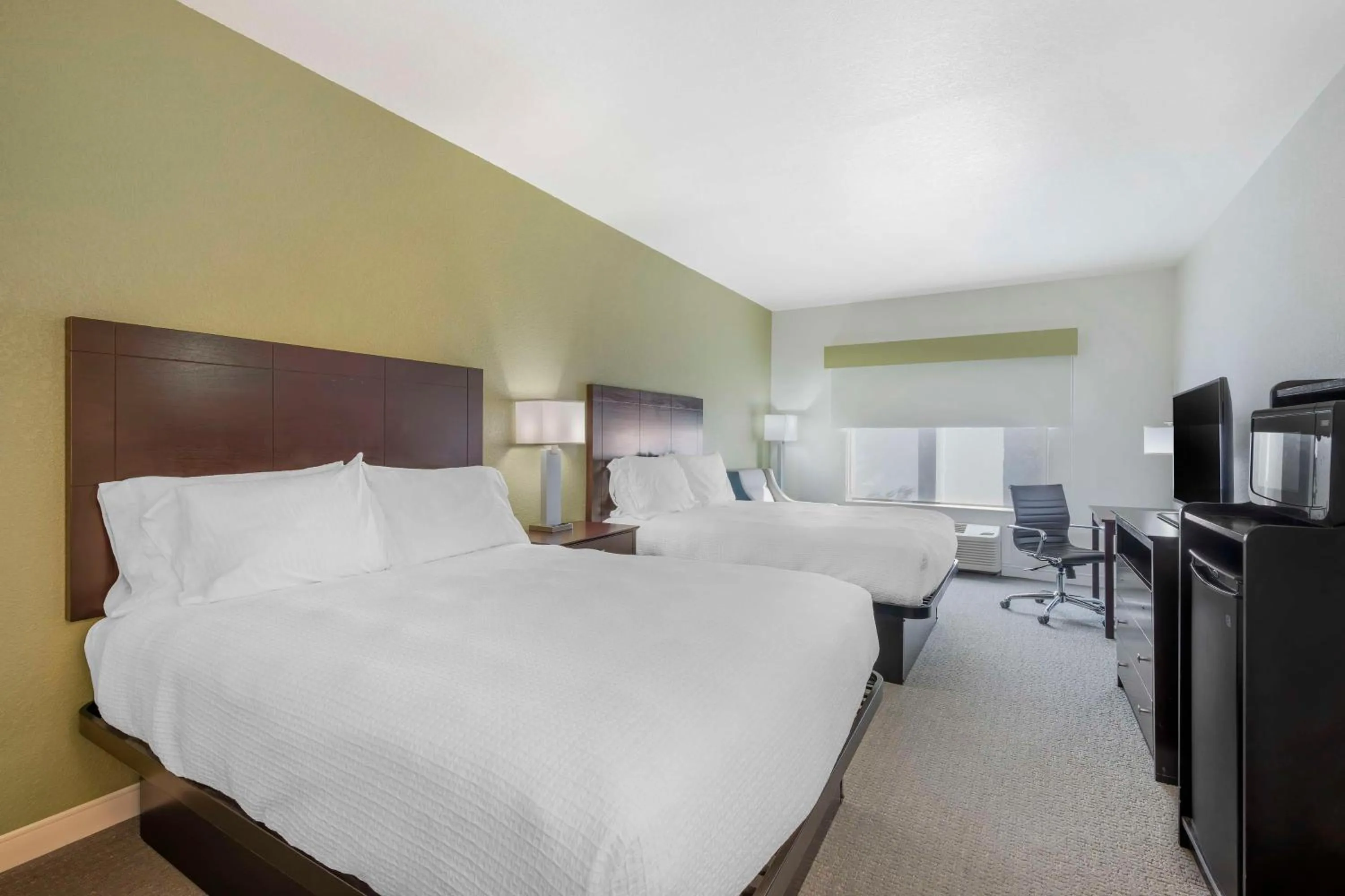 Queen Room with Two Queen Beds - Communication Assistance in Best Western Celina