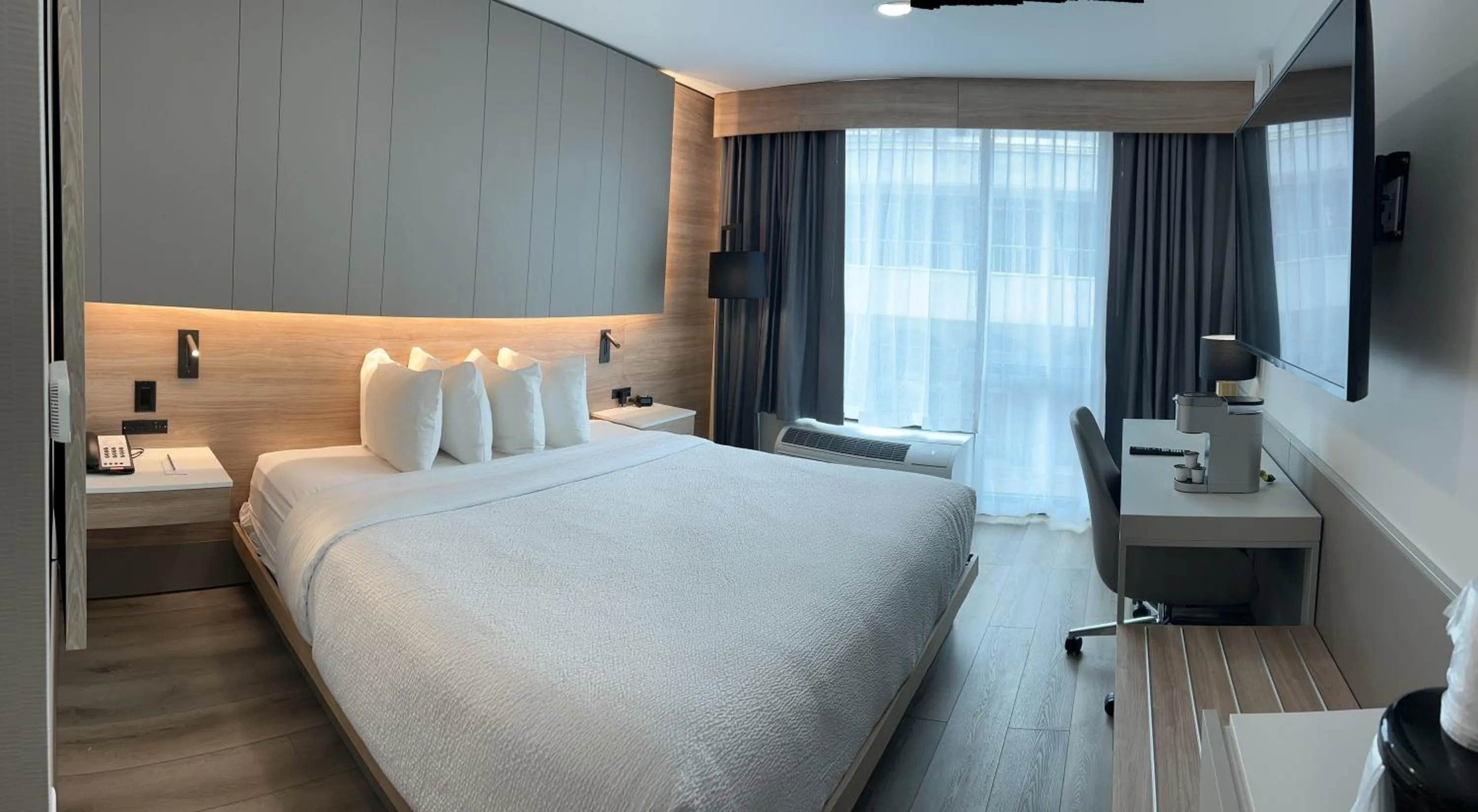 Superior King Room - Non Smoking in The Capitol Hotel Downtown, an Ascend Collection Hotel