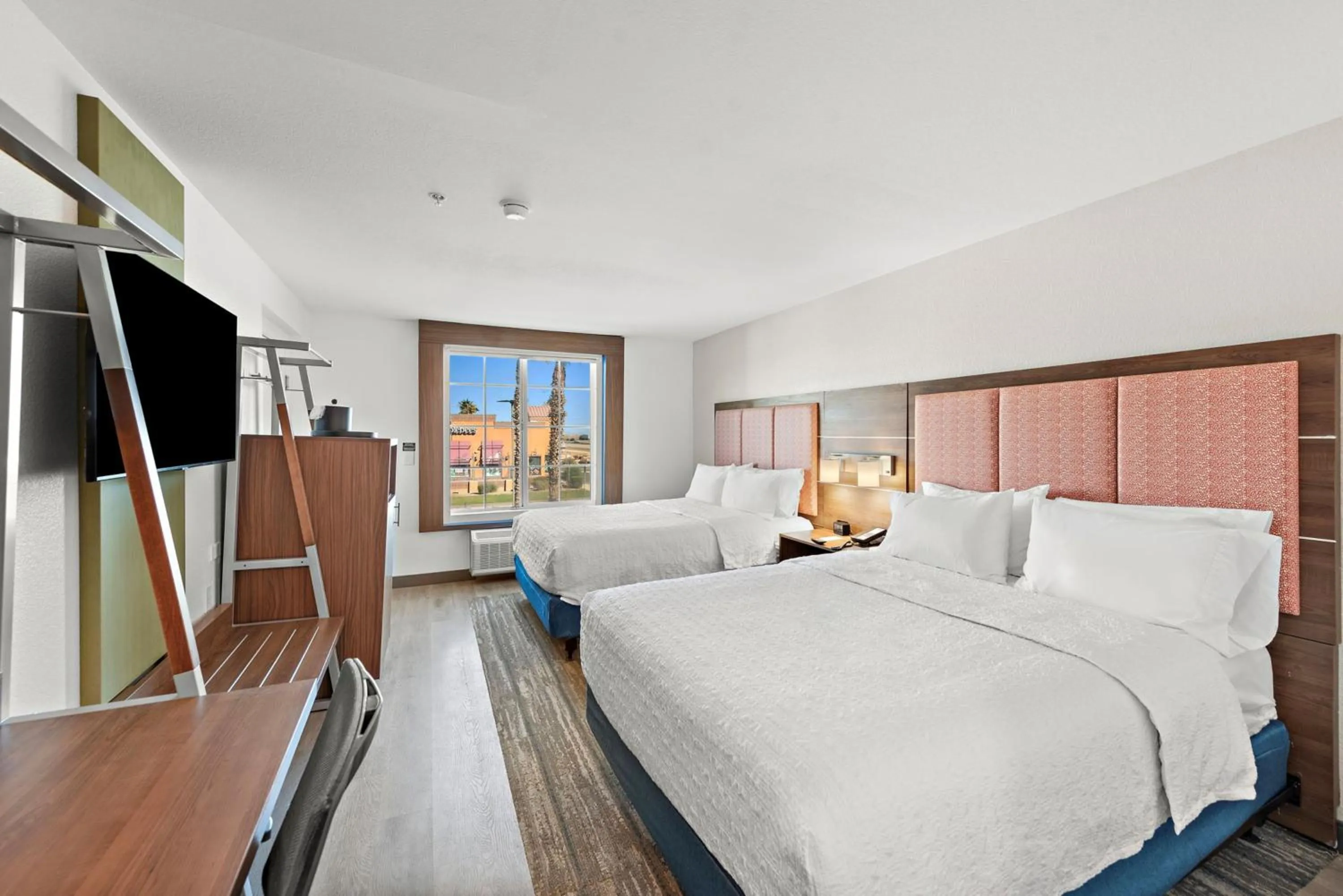 Queen Room with Roll-In Shower - Mobility Access in Hampton Inn by Hilton Calexico