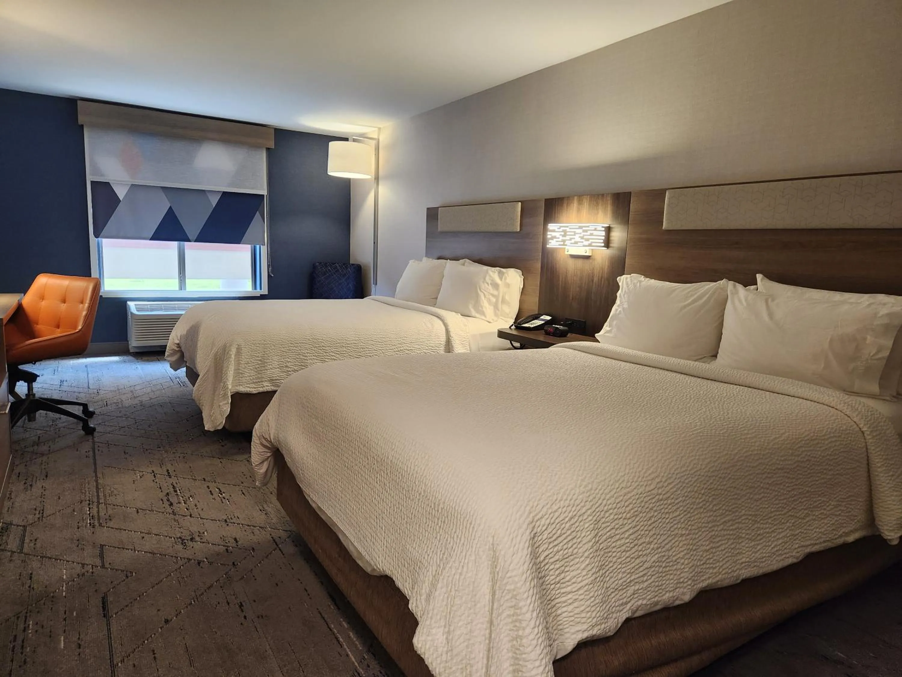 Standard Queen Room with Two Queen Beds and Tub - Communications Accessible in Holiday Inn Express Hotel & Suites Crawfordsville by IHG