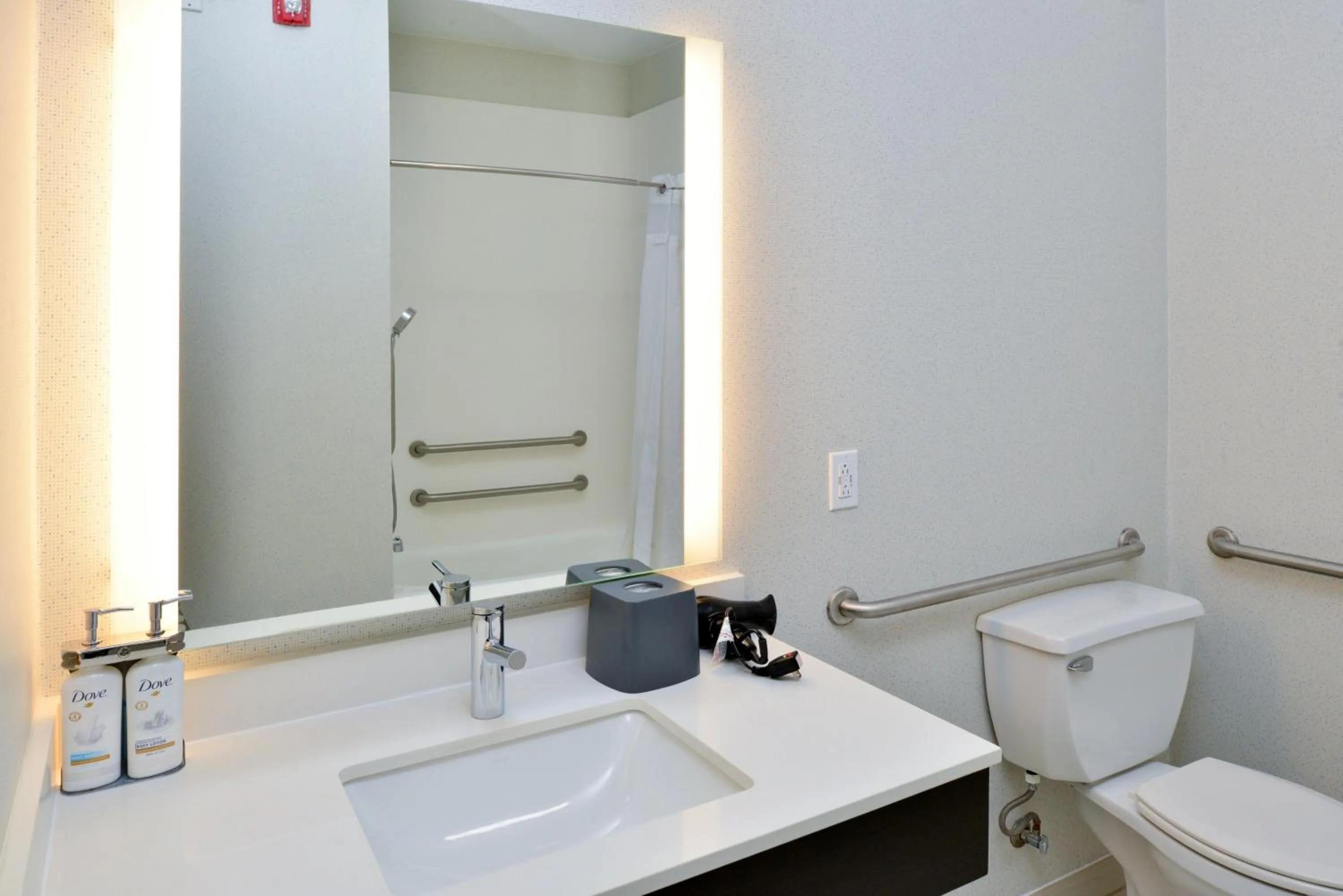 Standard King Room with Mobility Accessible Tub in Holiday Inn Express Hotel & Suites Carthage by IHG