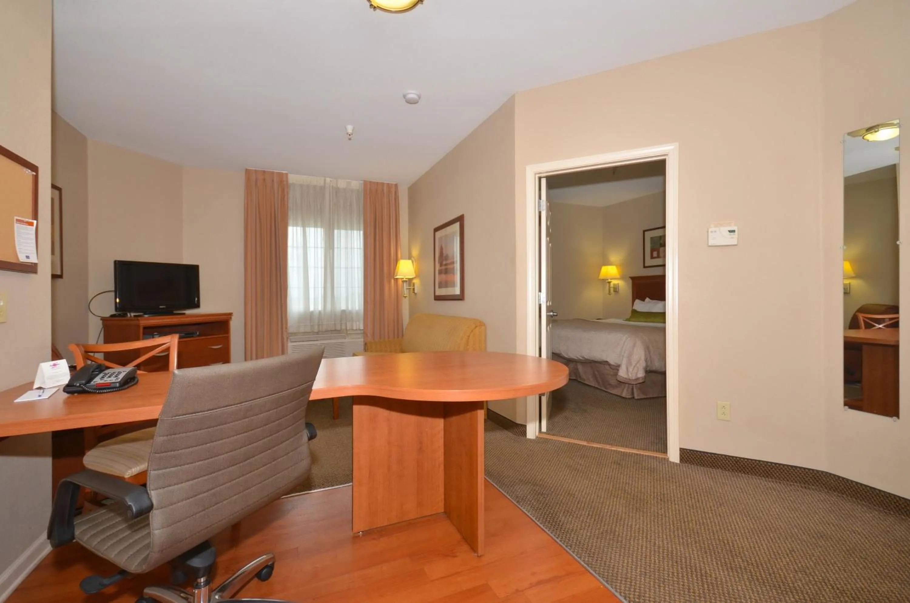 One-Bedroom Queen Suite - Communications/Mobility Accessible with Tub in Candlewood Suites Clarksville by IHG