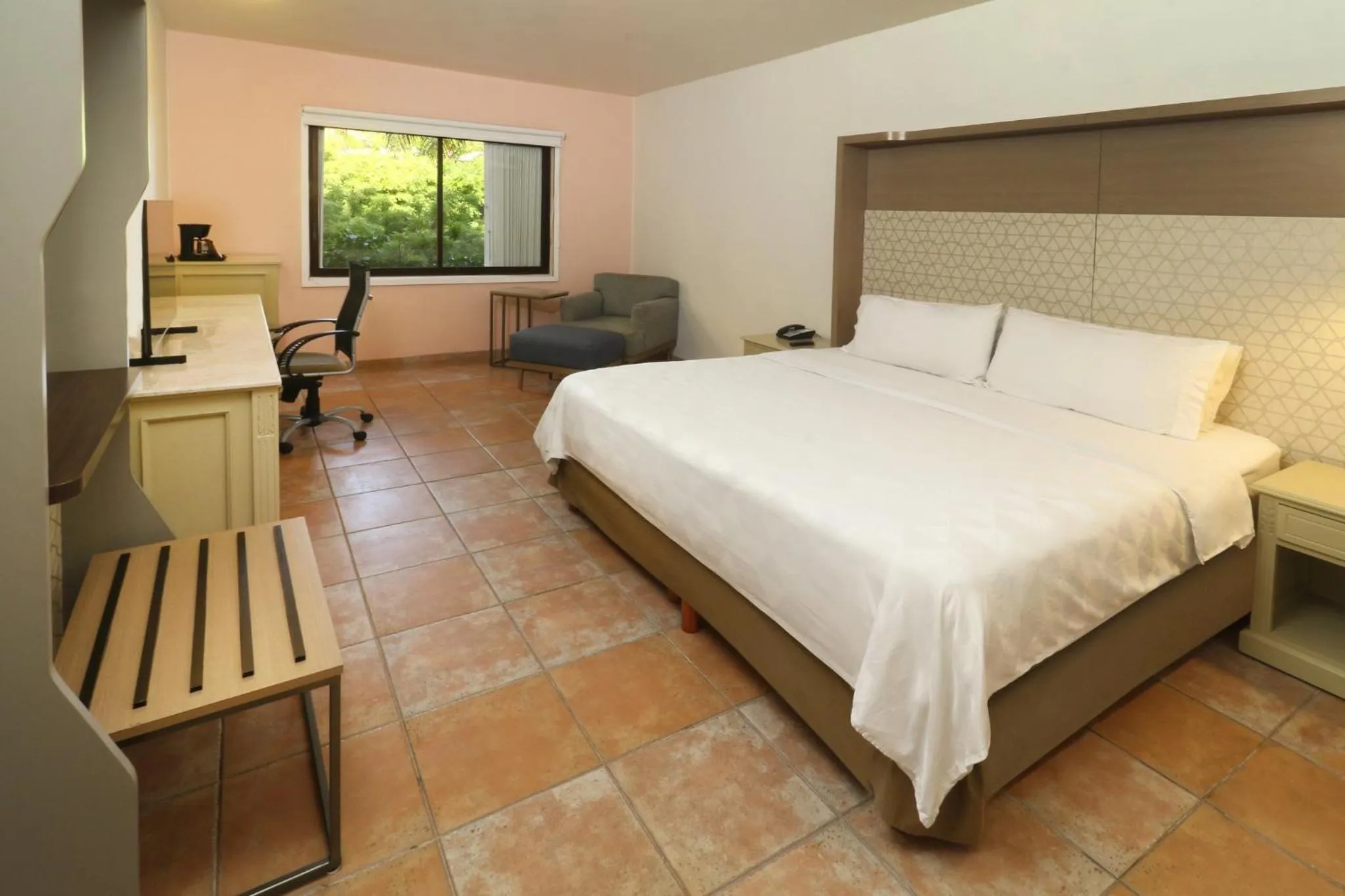 Standard King Room in Holiday Inn Ciudad Del Carmen by IHG