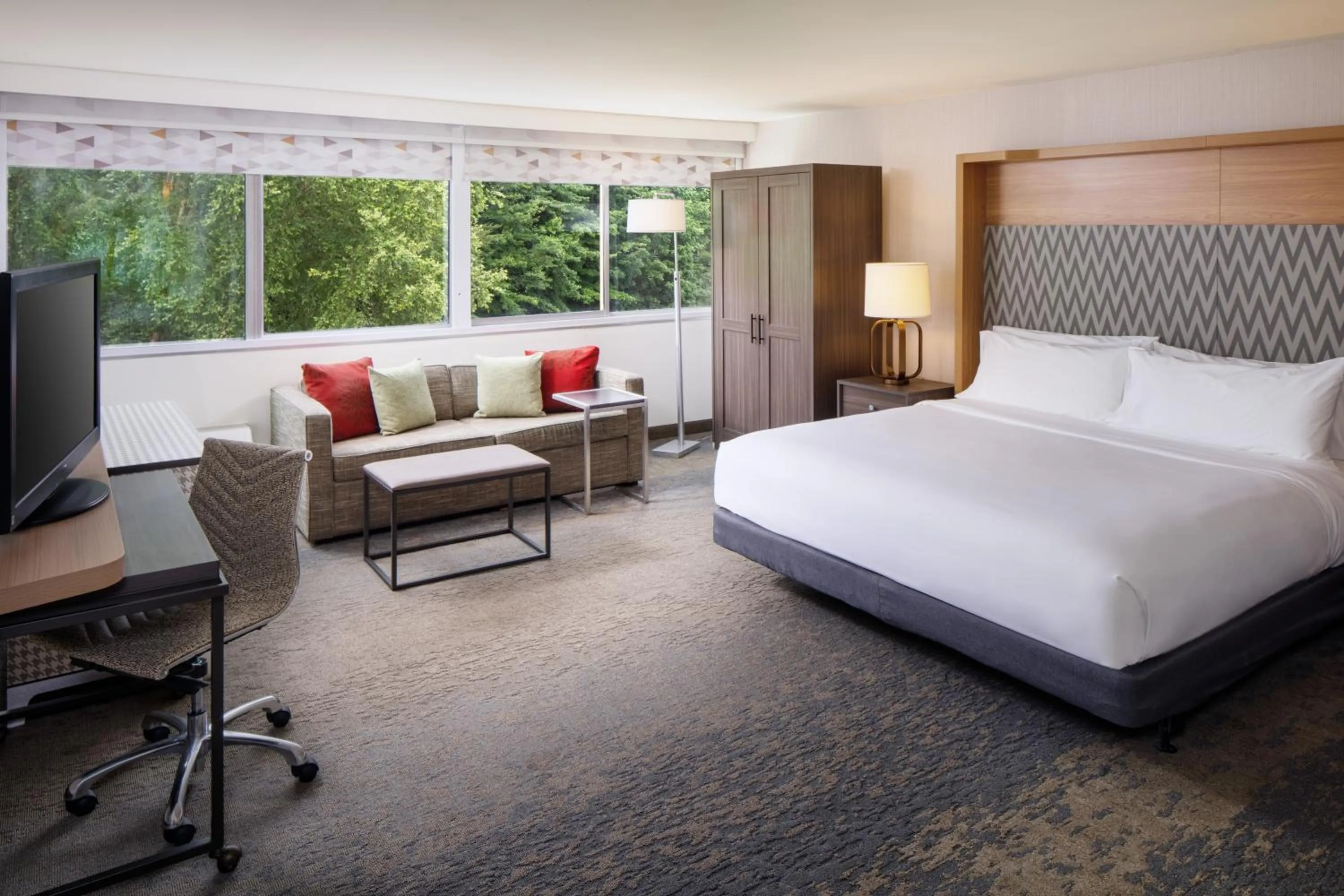 Standard King Room with Roll-in Shower - Mobility Accessible in Holiday Inn Charlottesville-Monticello by IHG