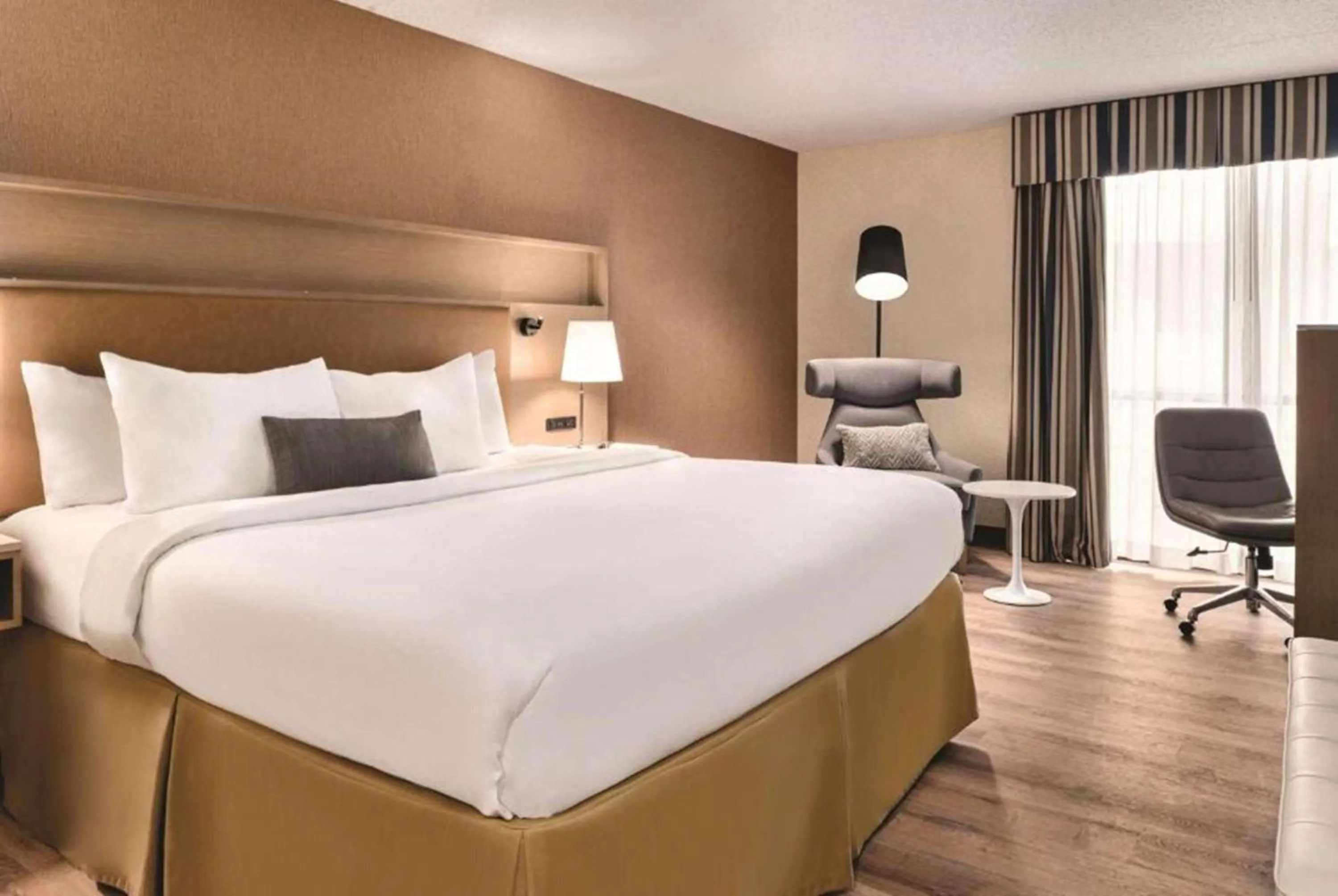 King Room - Mobility Access/Non-Smoking in Wyndham Garden Conference Center Champaign - Urbana