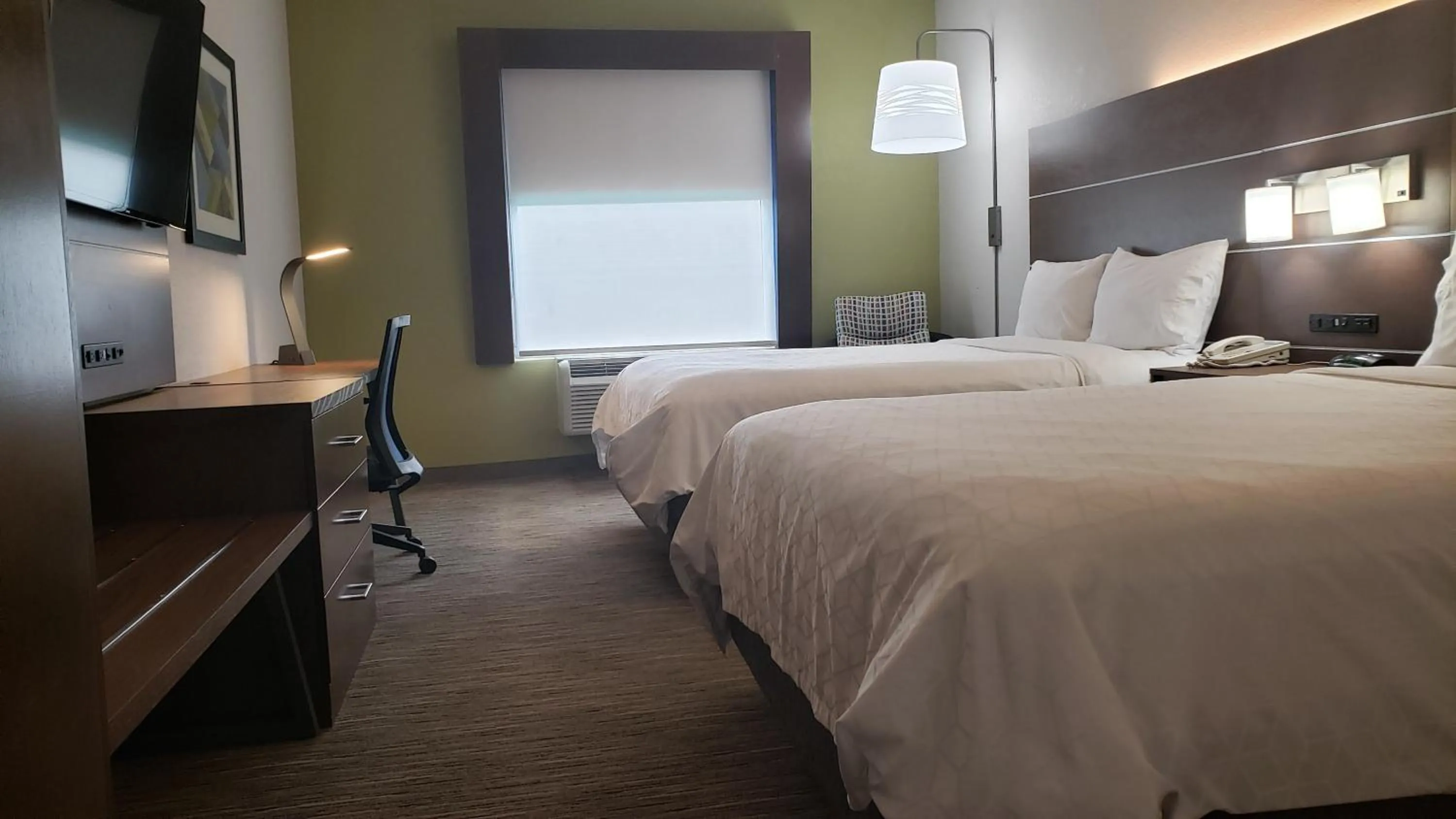 Queen Room with Roll-In Shower - Disability Access - Non-Smoking in Holiday Inn Express Hotel and Suites Weslaco by IHG