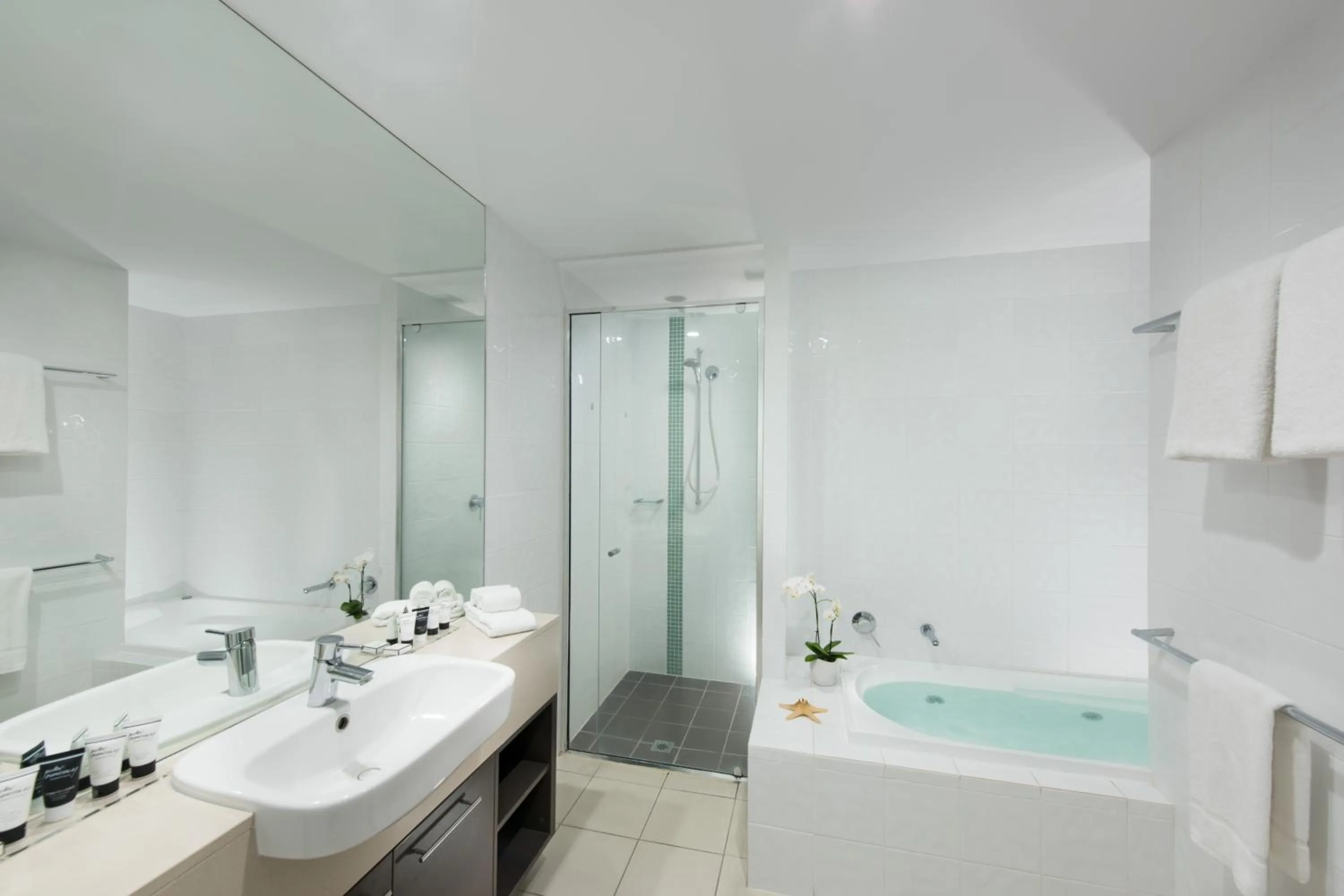 One-Bedroom Apartment with Spa Bath and Water View in at Marina Shores