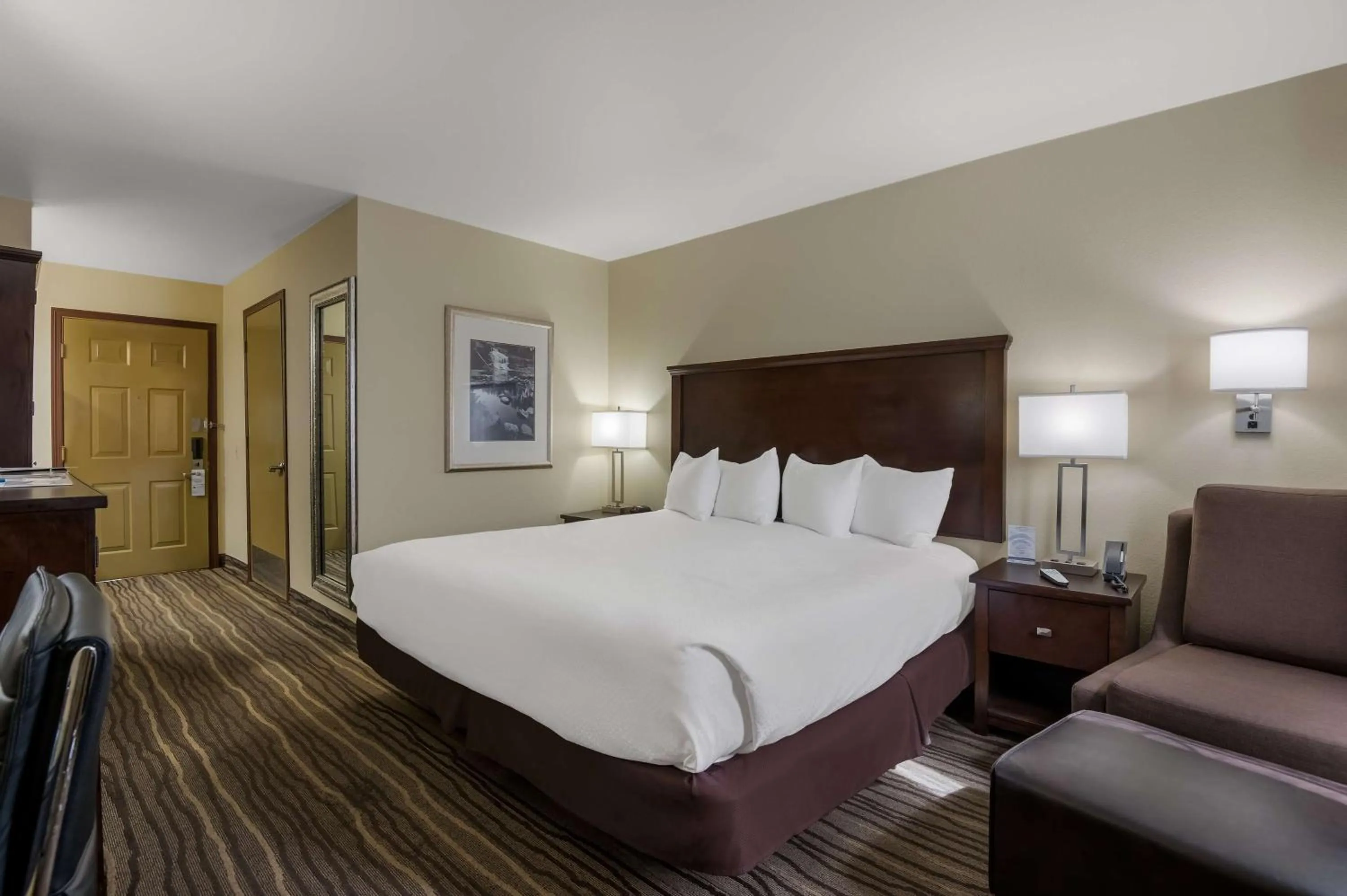 King Room with Roll-in Shower - Disability Access/Non-Smoking in Best Western Cottage Grove Inn