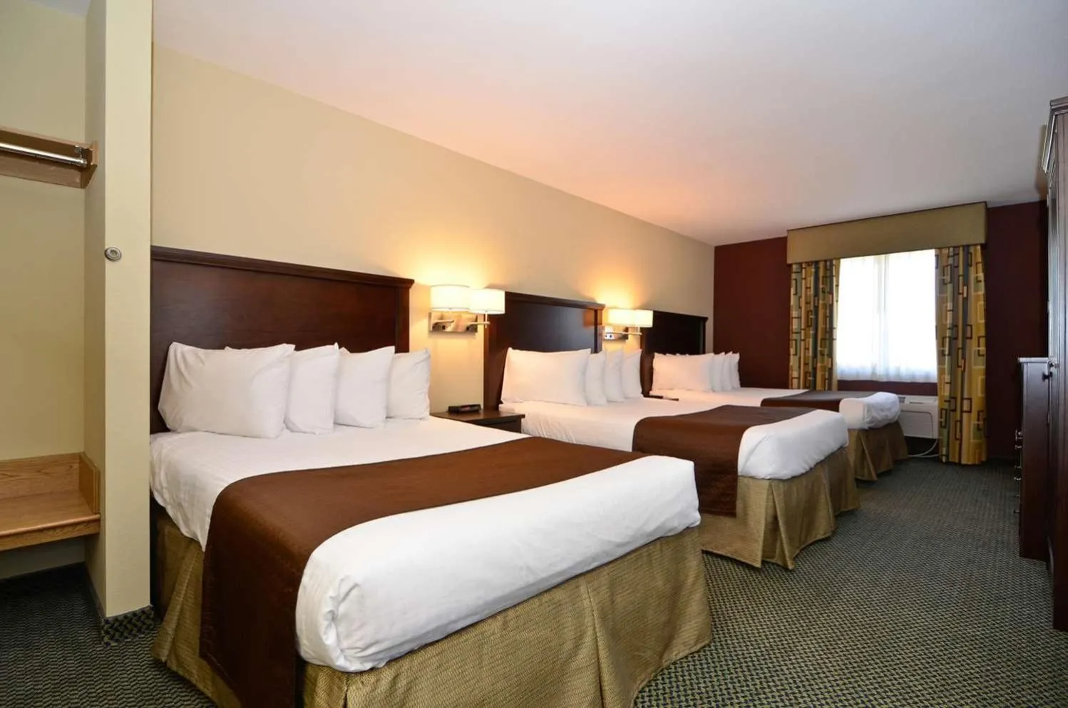 Doube Room with Three Double Beds in Best Western Cottage Grove Inn