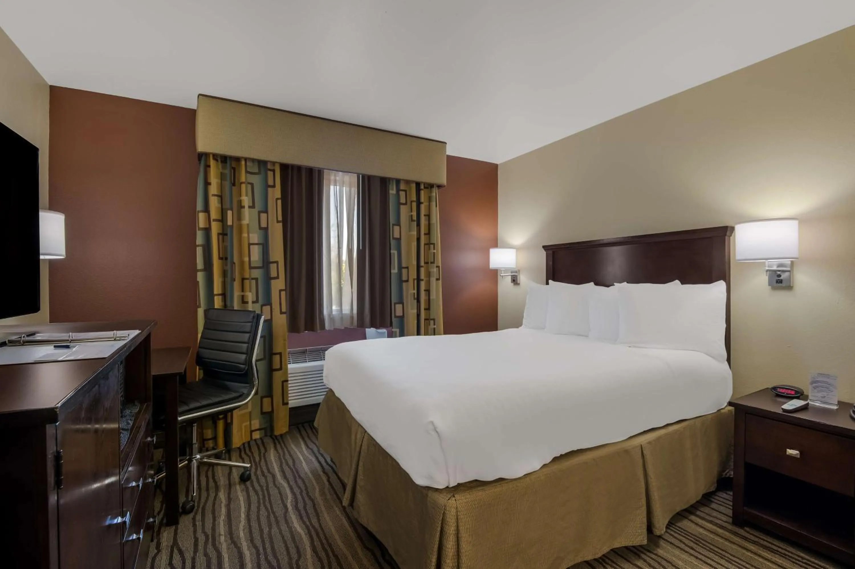 Queen Room in Best Western Cottage Grove Inn