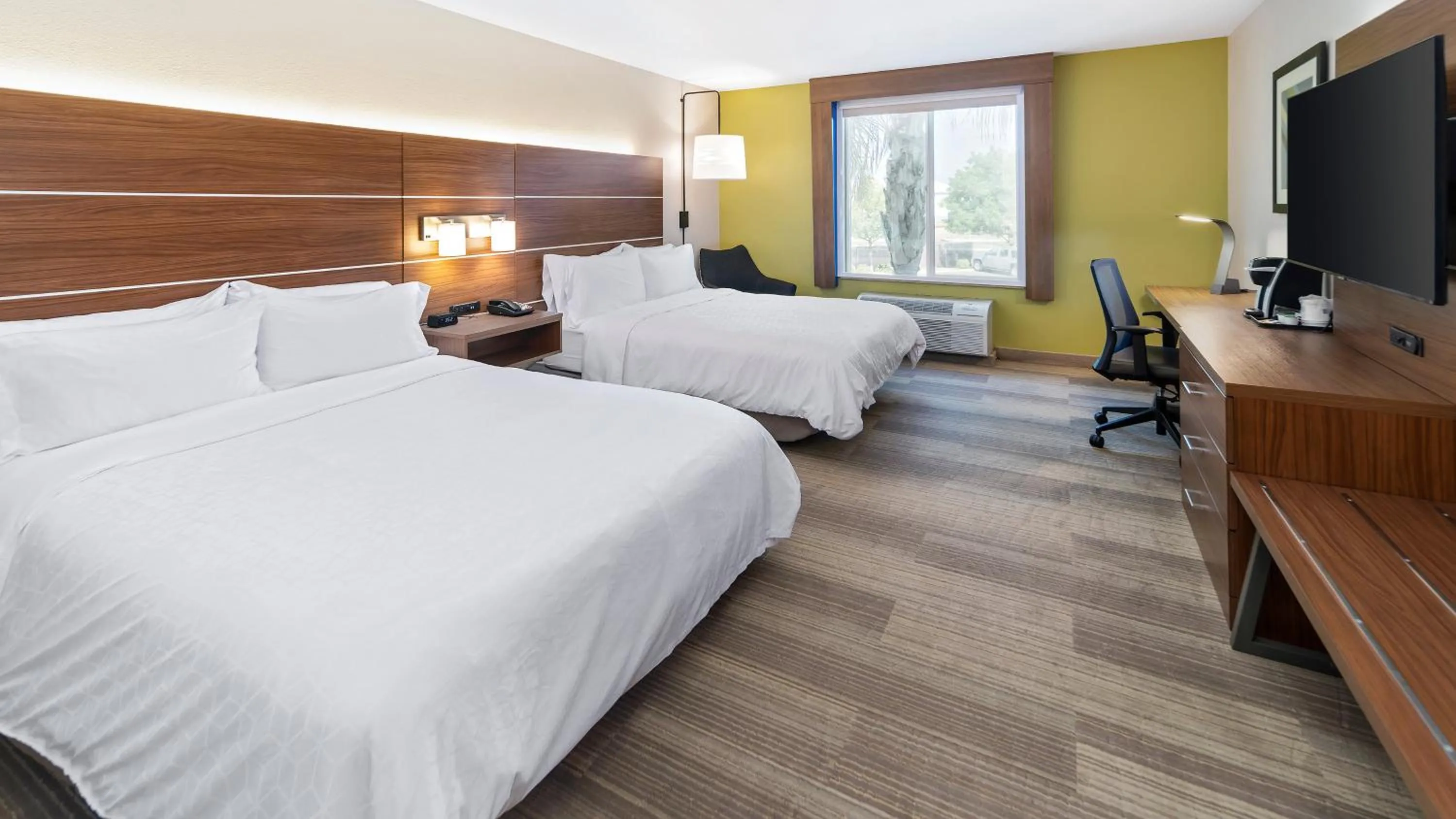 Queen Room with Two Queen Beds - Mobility Access Tub/Non-Smoking in Holiday Inn Express & Suites Dinuba West by IHG
