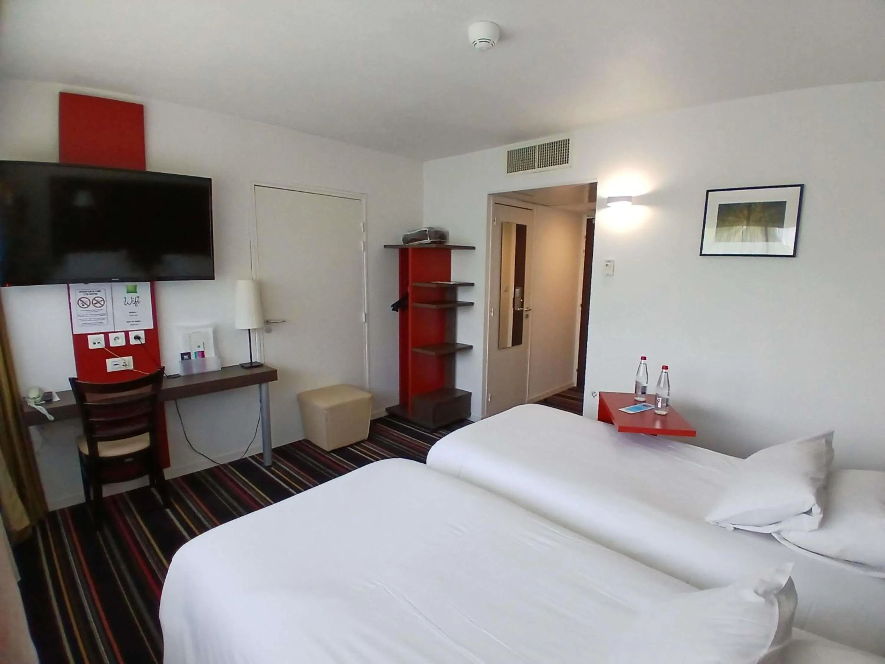 Standard Twin Room in ibis Styles Segre