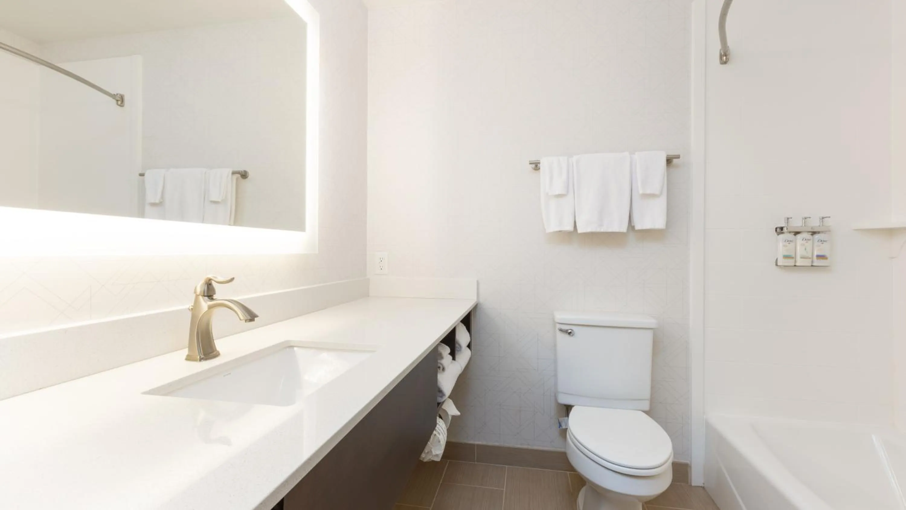 Standard Queen Room with Two Queen Beds in Holiday Inn Express Hotel & Suites Pleasant Prairie-Kenosha by IHG