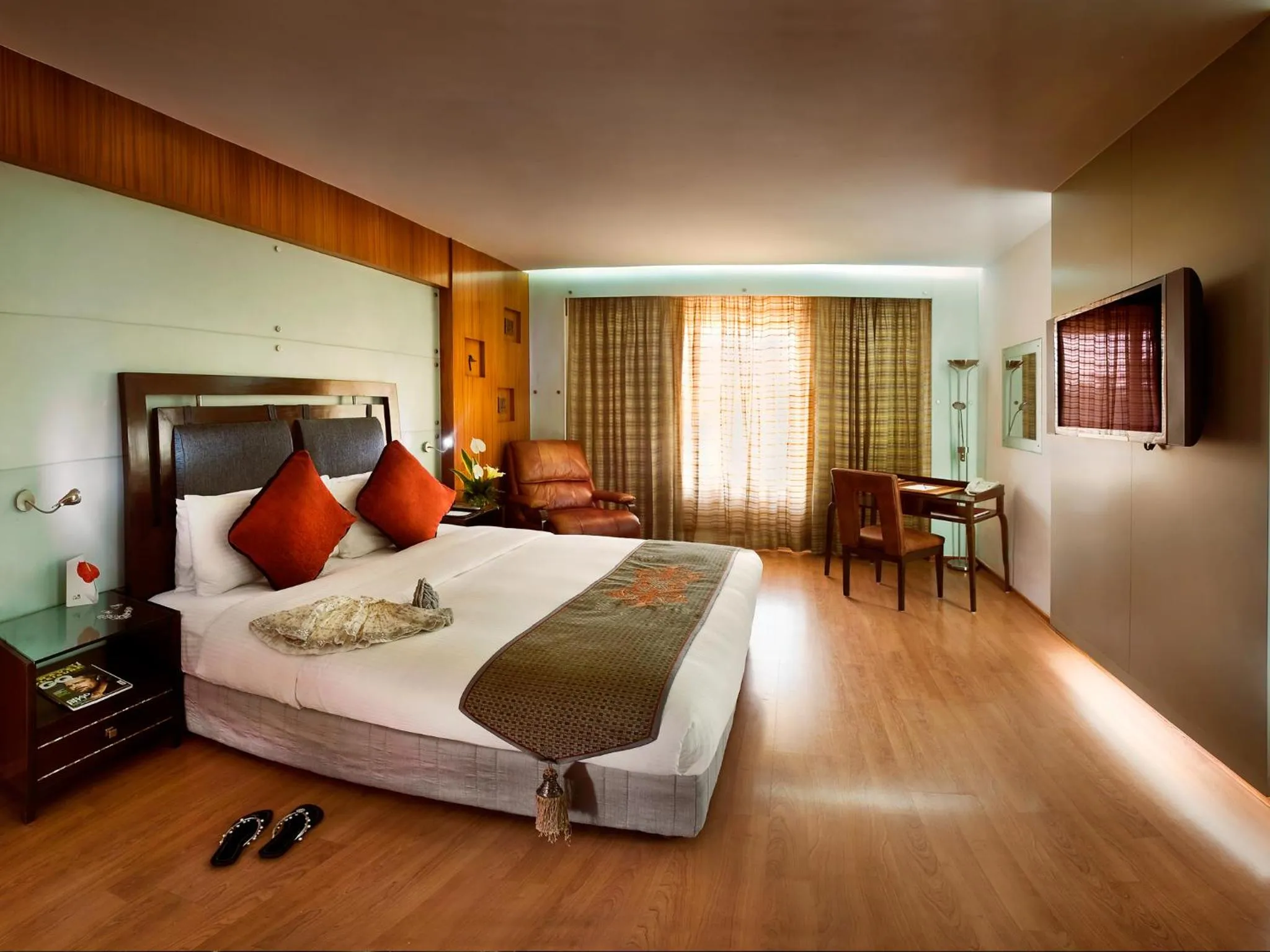 Lalit Club Room Twin Bed with Complimentary 1 way Airport Transfer , 15% discount on laundry , Spa and Happy Hours with 1+1 offer on Soft Beverages, Alcoholic Beverages from 5:00 PM till 8:00 PM - single occupancy in The Lalit Mumbai