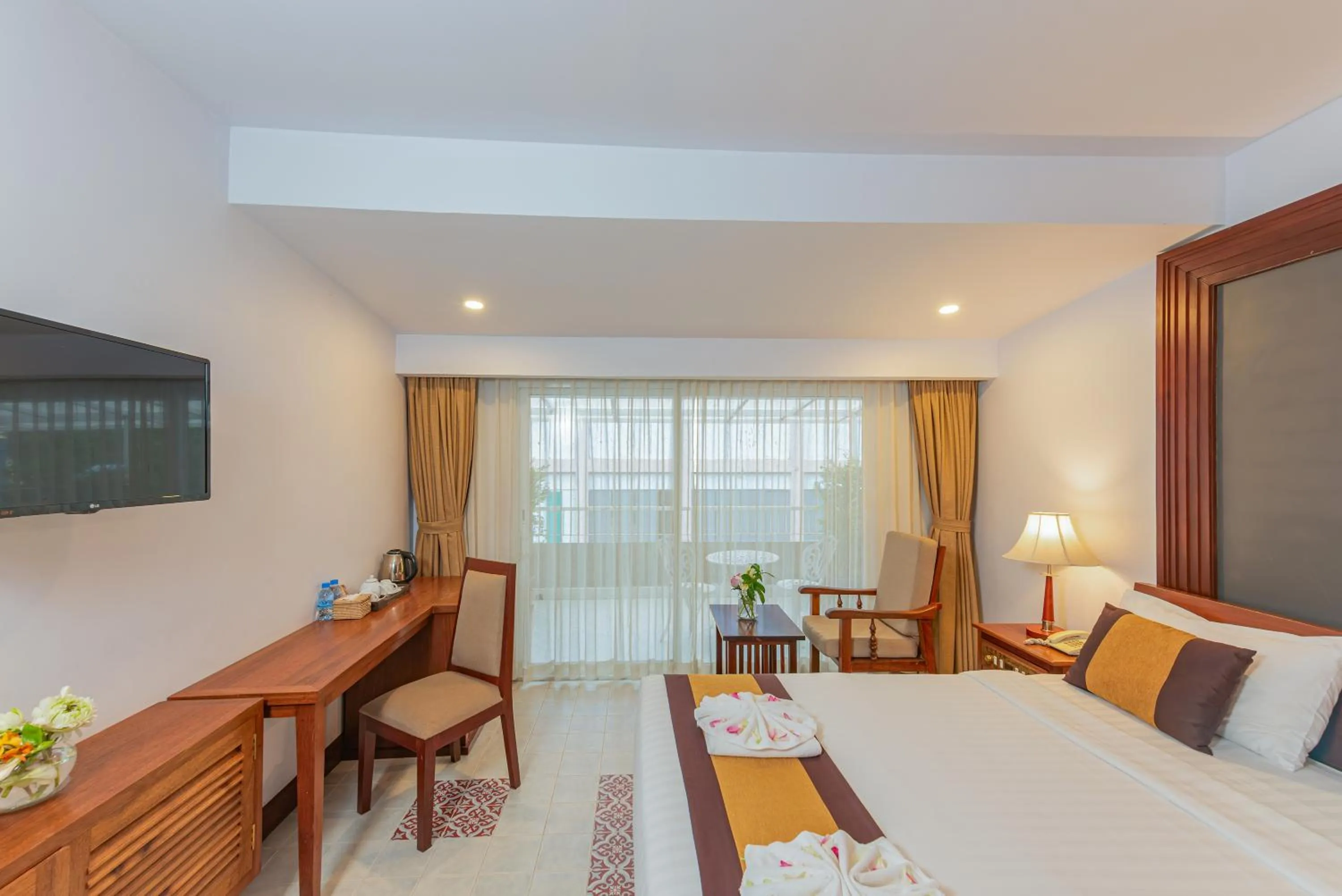 Deluxe City View Room With Balcony in Shadow Angkor Residence