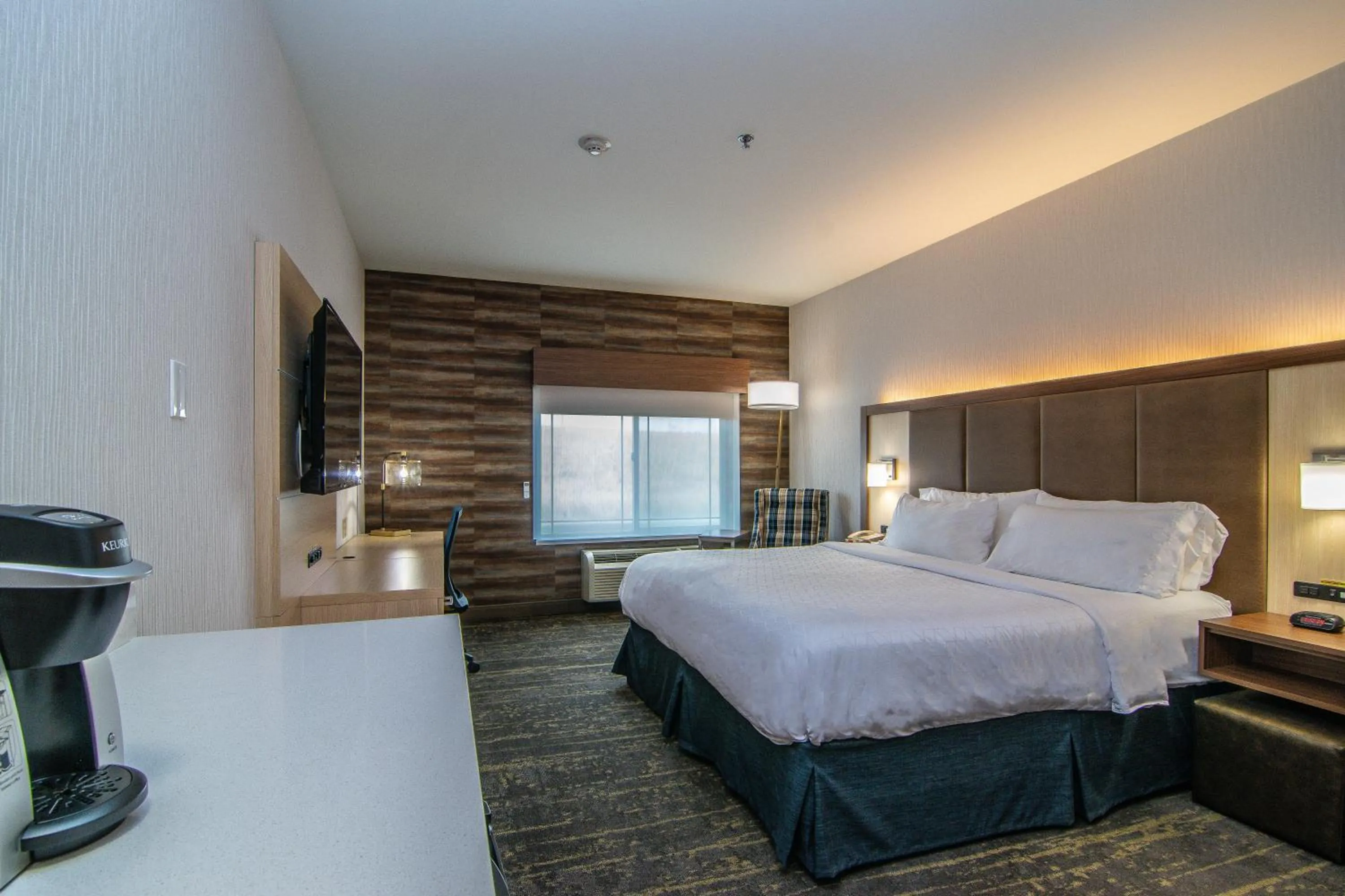 Suite with King Bed and Mobility Accessible Tub - Non-Smoking in Holiday Inn Express Hotel & Suites Kalispell by IHG