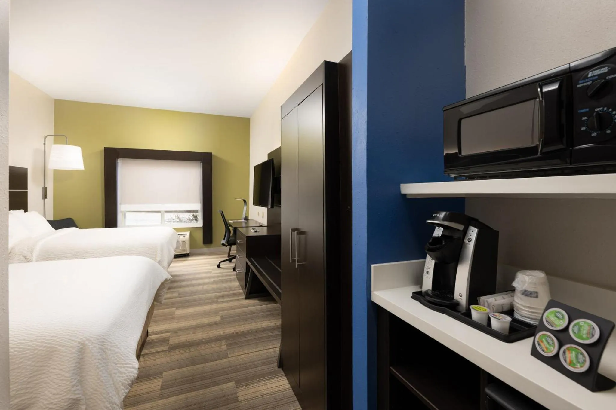 Standard Queen Room with Two Queen Beds and Tub - Mobility/Communications Accessible in Holiday Inn Express & Suites Chattanooga-Hixson by IHG