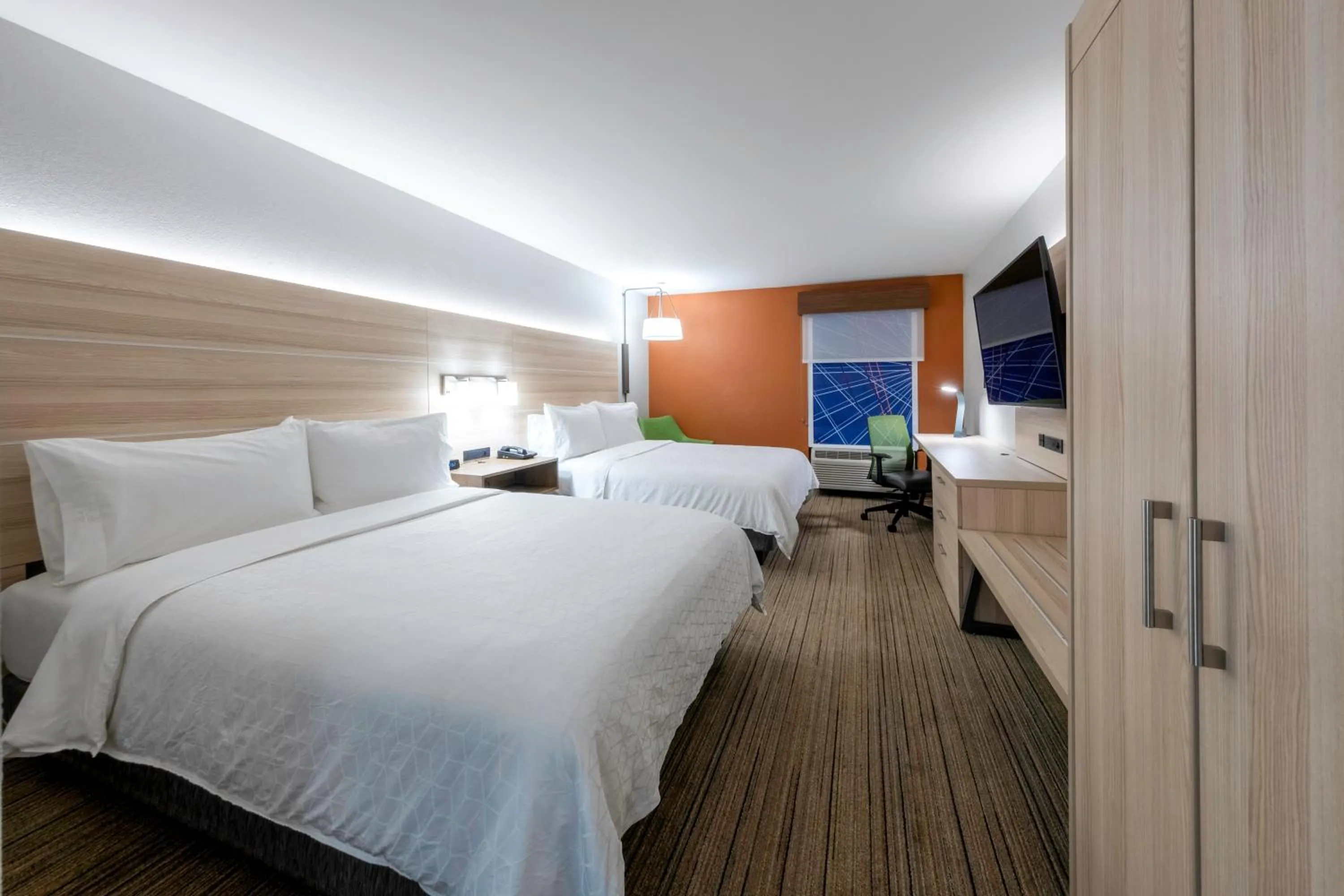 Standard Double Room with Two Double Beds and Accessible Tub - Mobility Access in Holiday Inn Express Hotel & Suites Petersburg/Dinwiddie by IHG