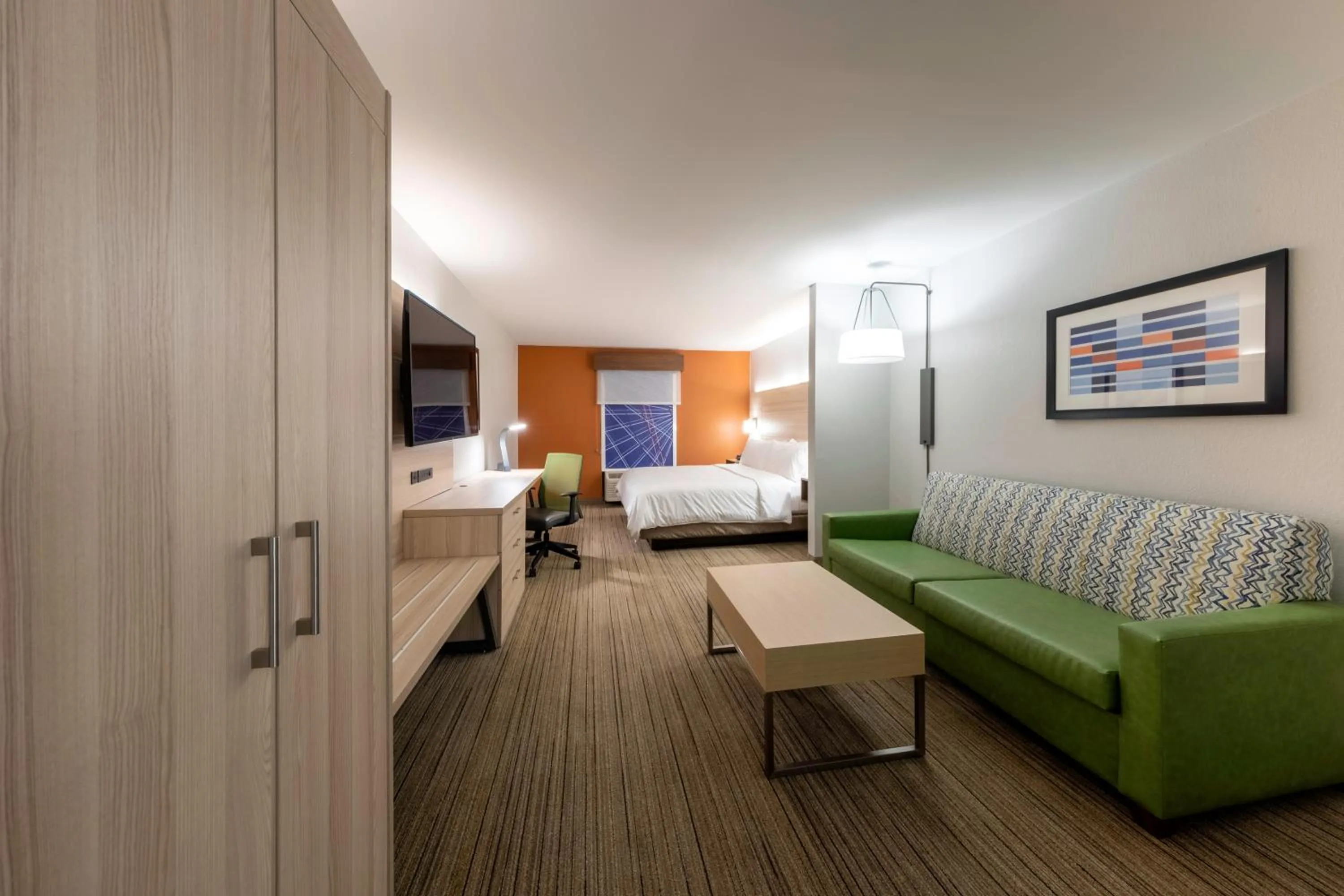 King Suite with Sofa Bed in Holiday Inn Express Hotel & Suites Petersburg/Dinwiddie by IHG