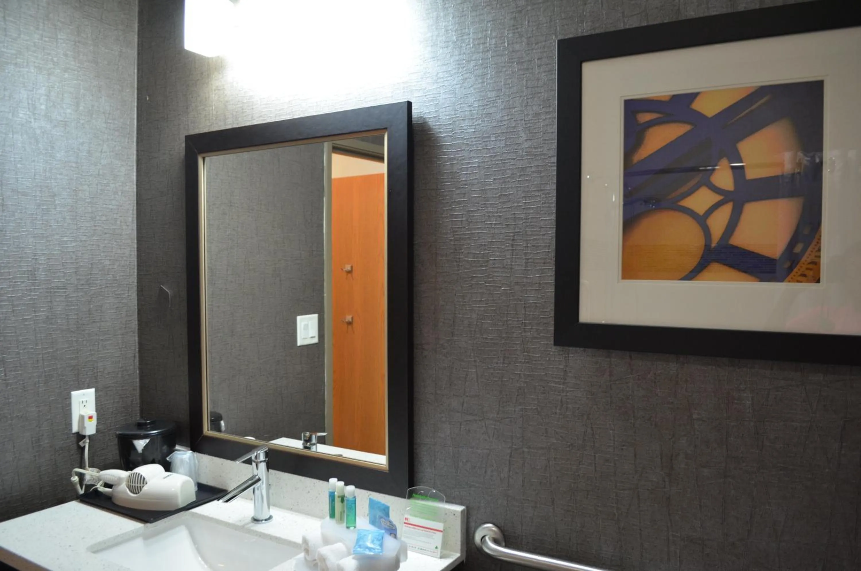 Deluxe King Room - Mobility Access Roll in Shower/Non-Smoking in Holiday Inn Longview - North by IHG
