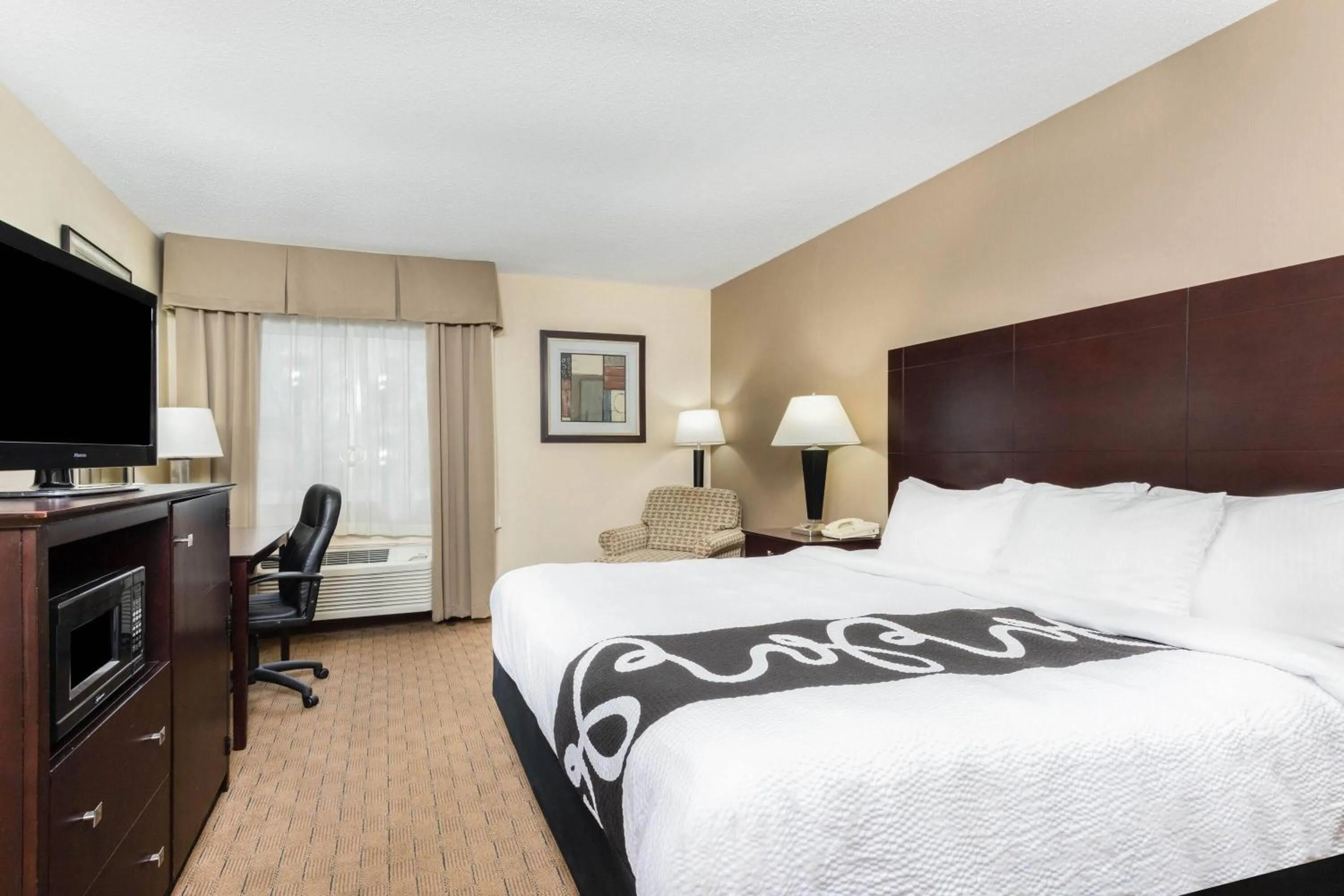 King Room with Bath Tub - Mobility Accessible/Non-Smoking in La Quinta by Wyndham Frankfort