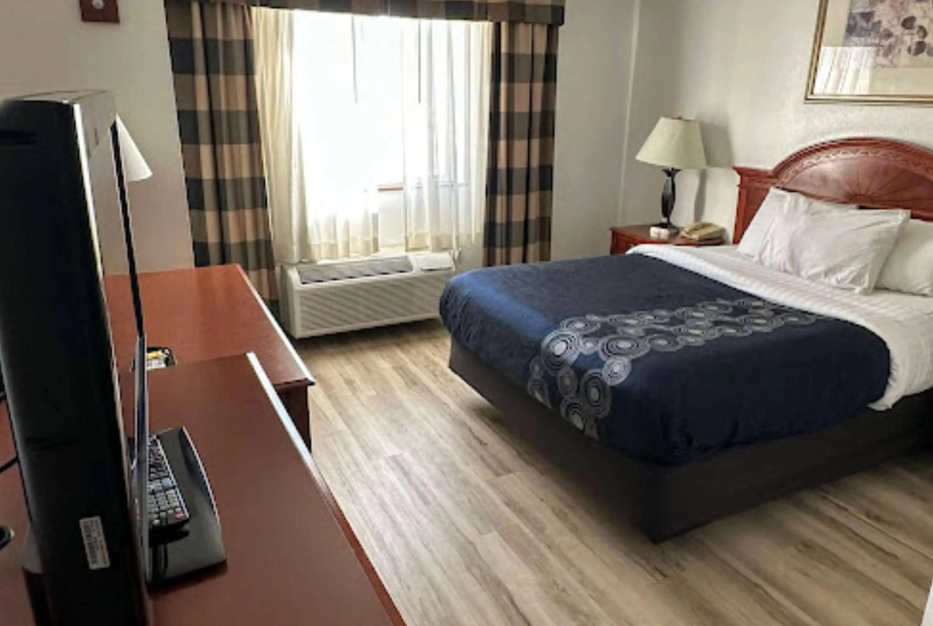 Deluxe King Room with Jetted Tub - Non-Smoking in Wingate by Wyndham Eagle Vail Valley