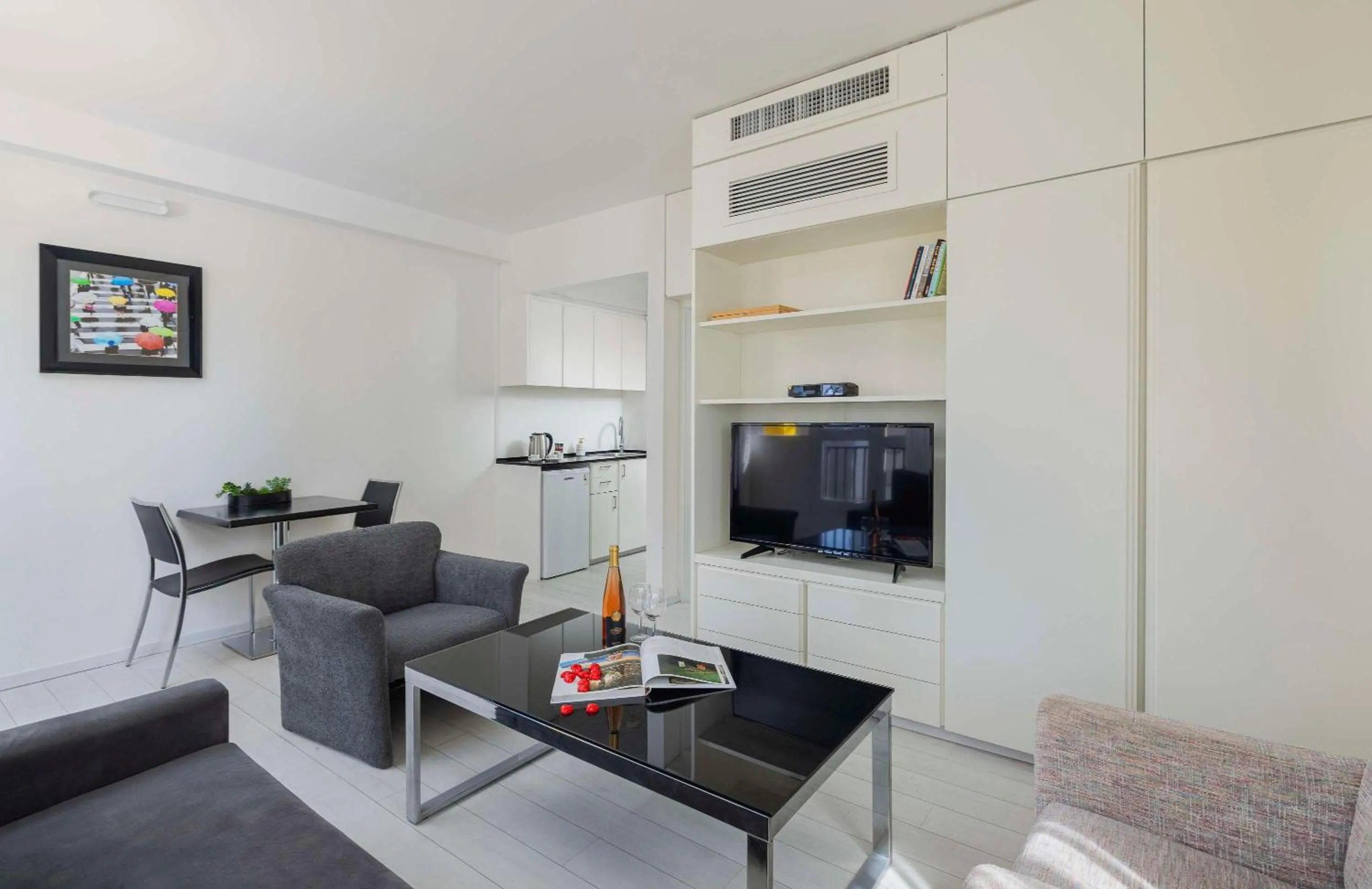 Executive One-Bedroom Suite with Kitchenette - single occupancy in Best Western Regency Suites