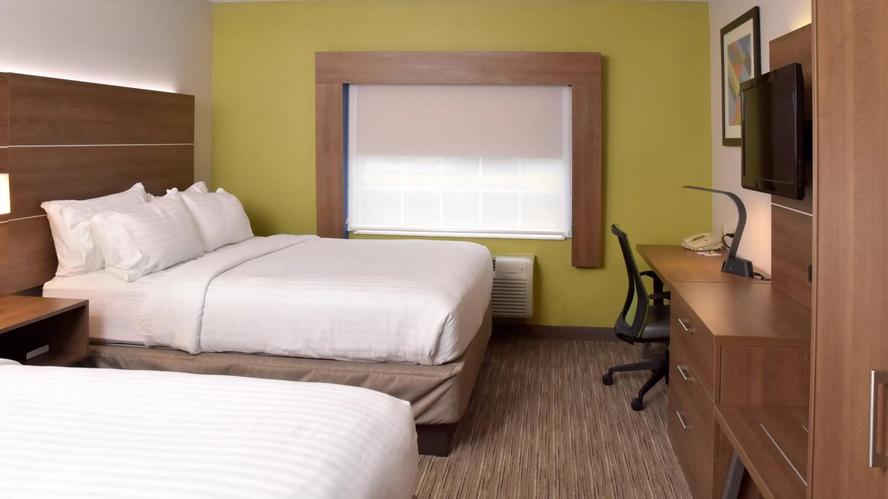 Standard Queen Room with Two Queen Beds in Holiday Inn Express Mount Pleasant- Scottdale by IHG