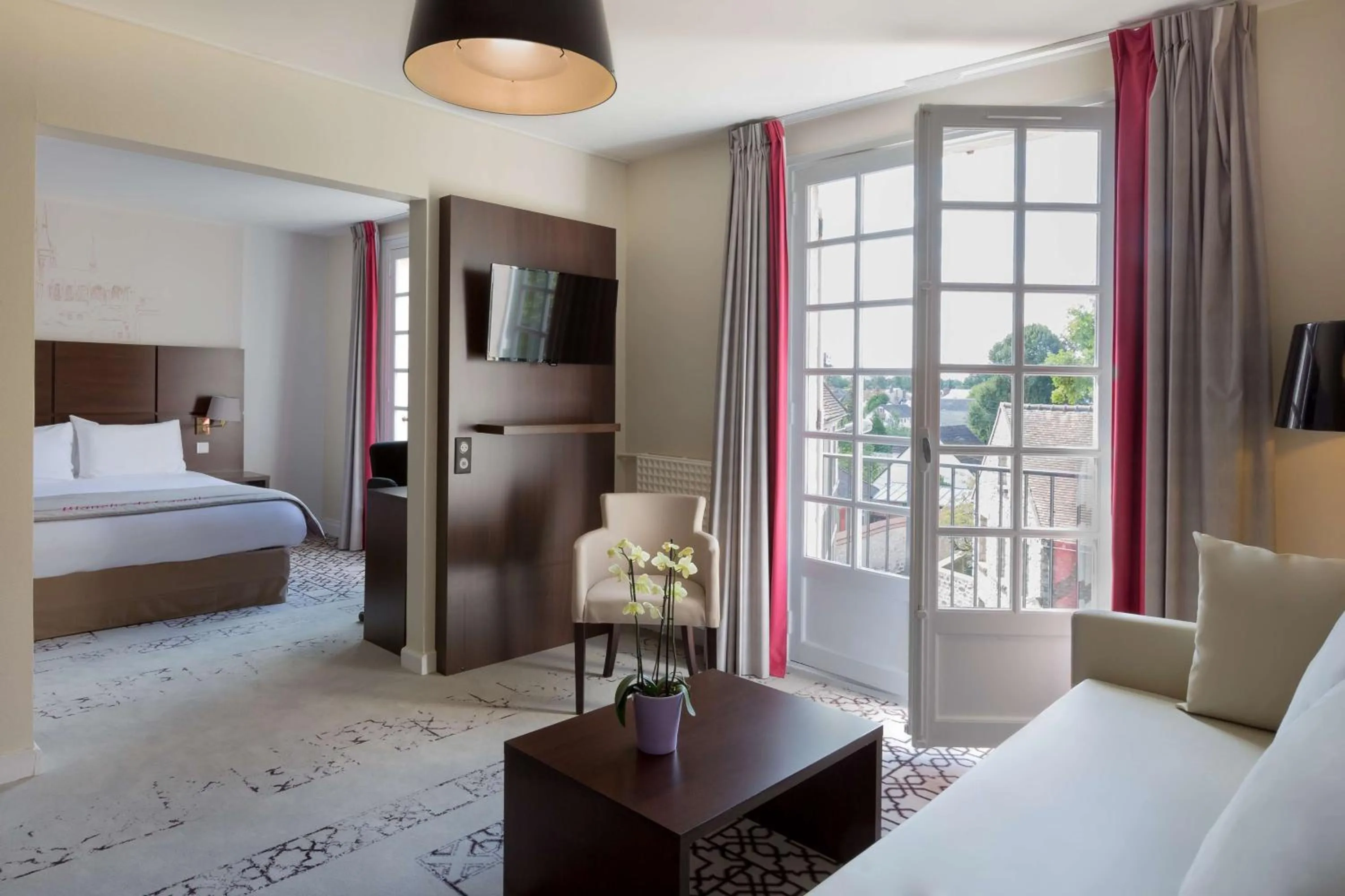 King Suite with Sofa Bed - Non-Smoking in Best Western Blanche de Castille Dourdan