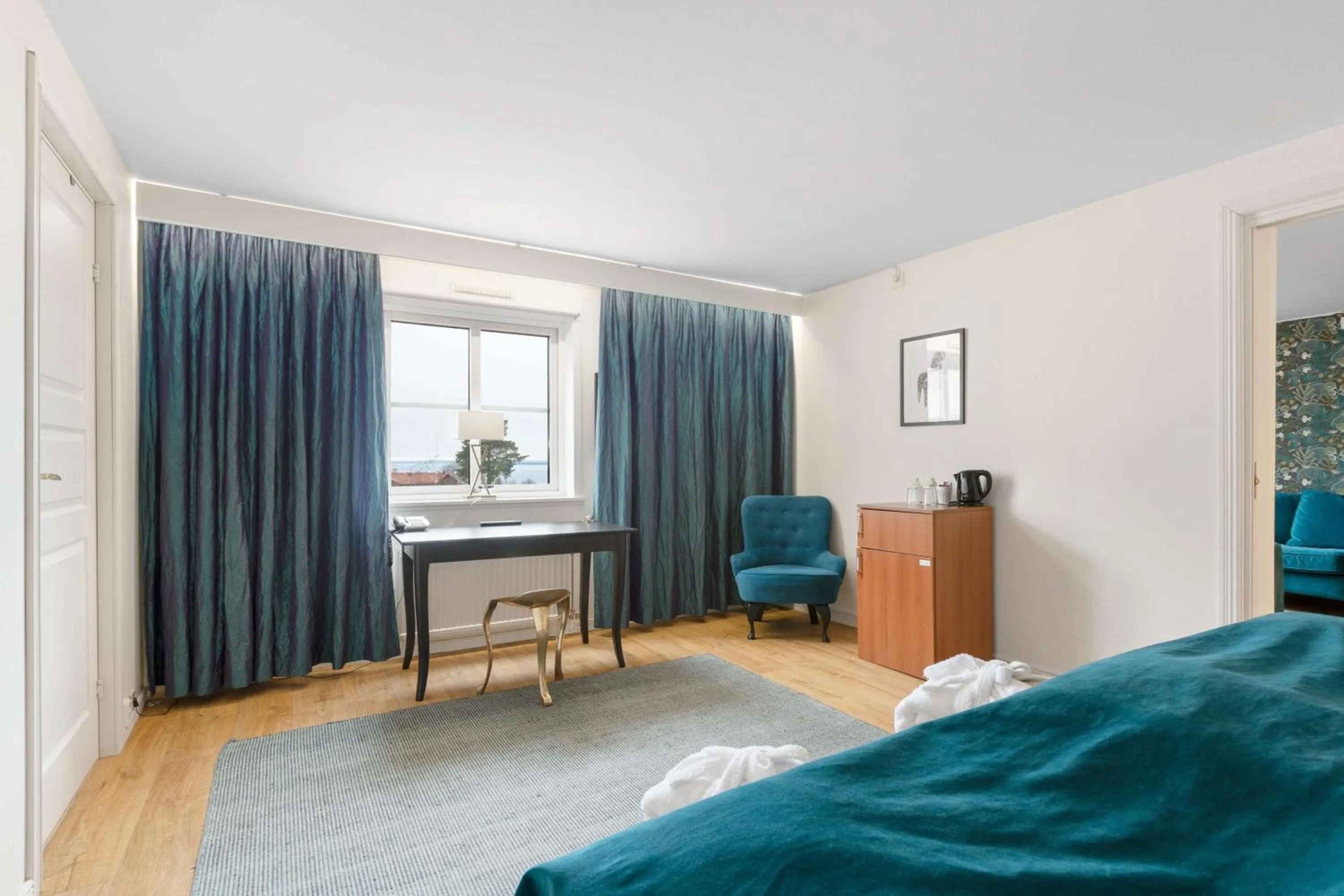 King Suite with Lake View and Sauna in Best Western Hotell Lerdalshoejden