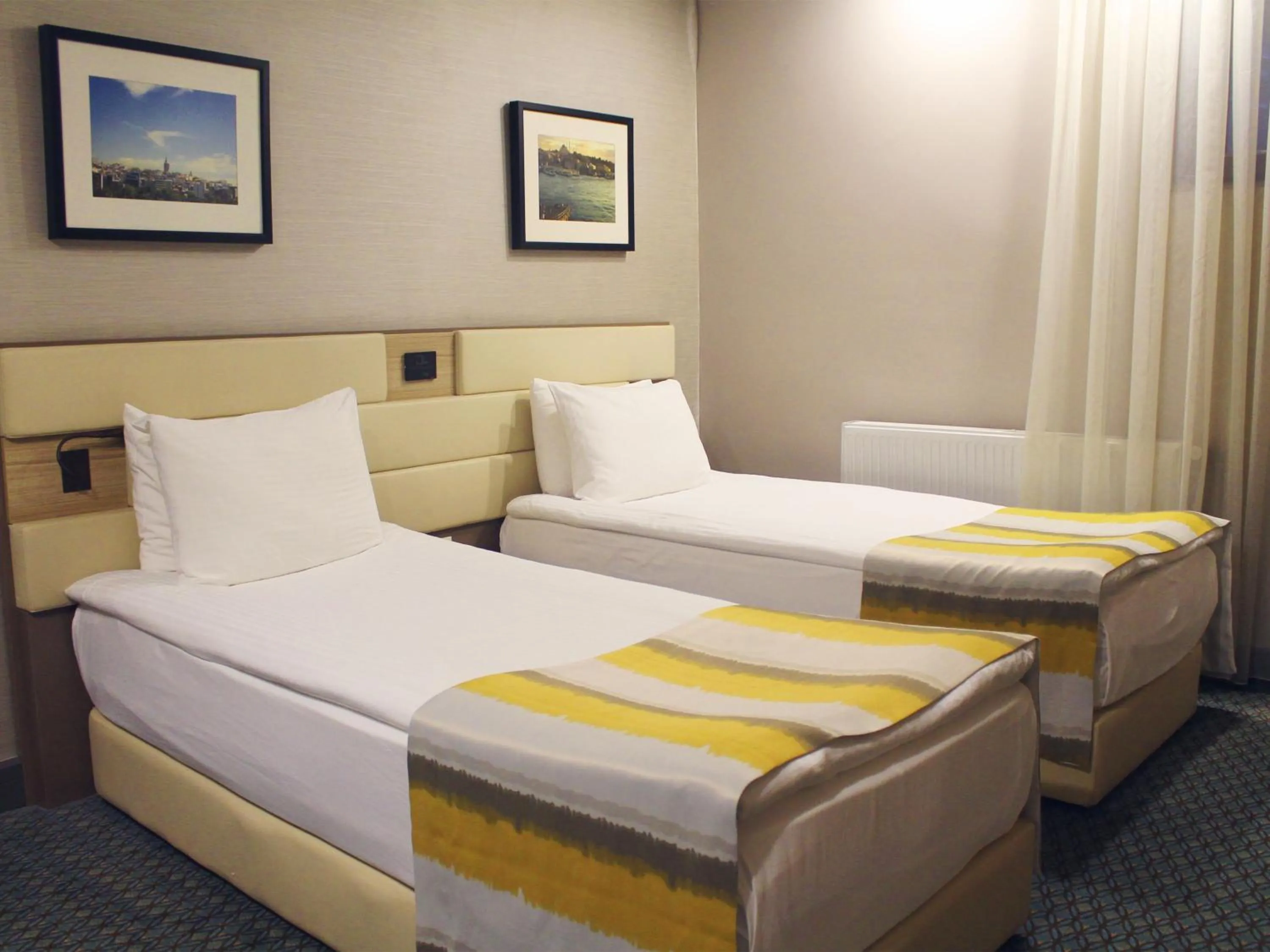 Economy Double Room with Small Window in Tophane Suites