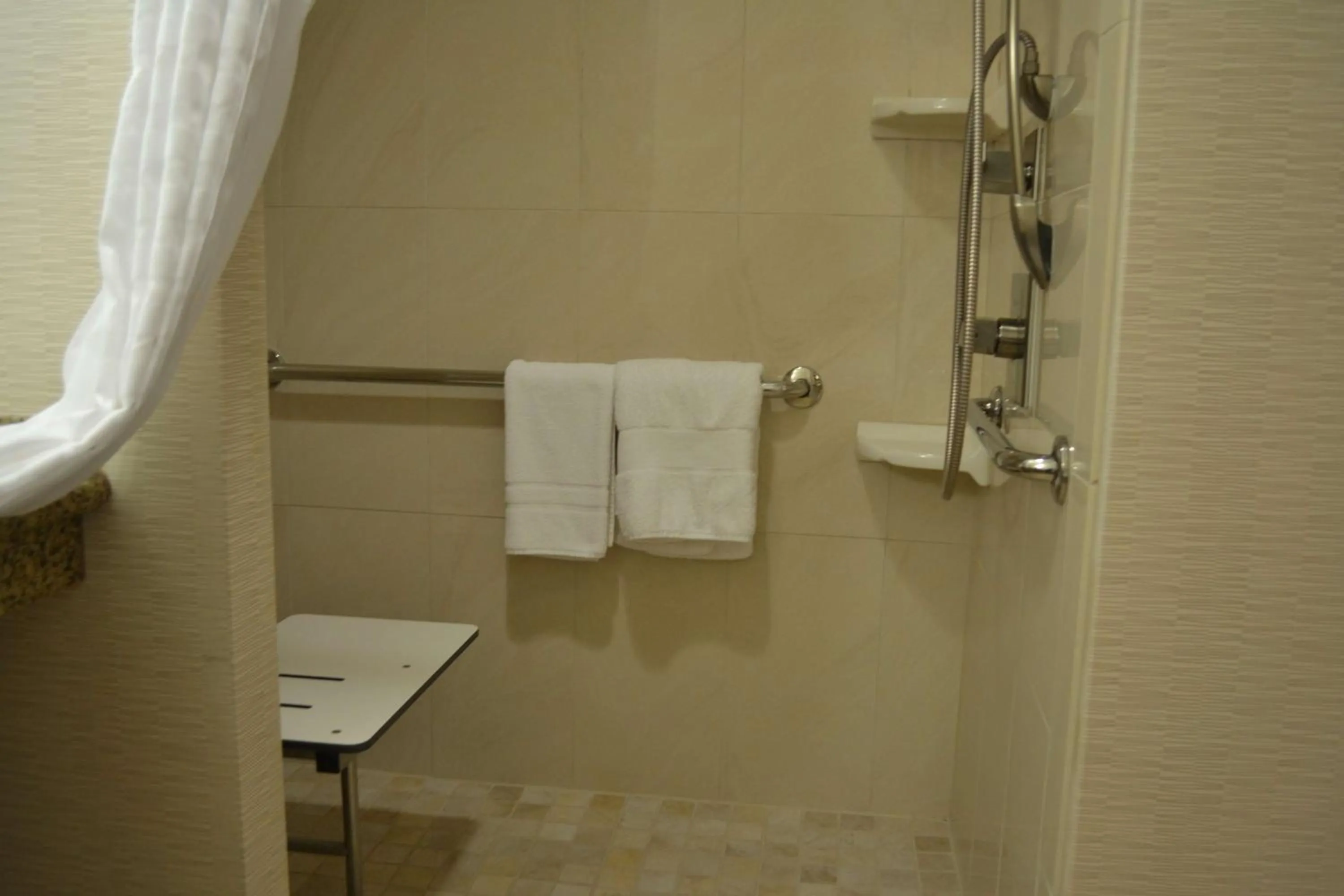 Queen Suite with Two Queen Beds and Roll-In Shower - Mobility Access/Non-Smoking in Embassy Suites Palmdale