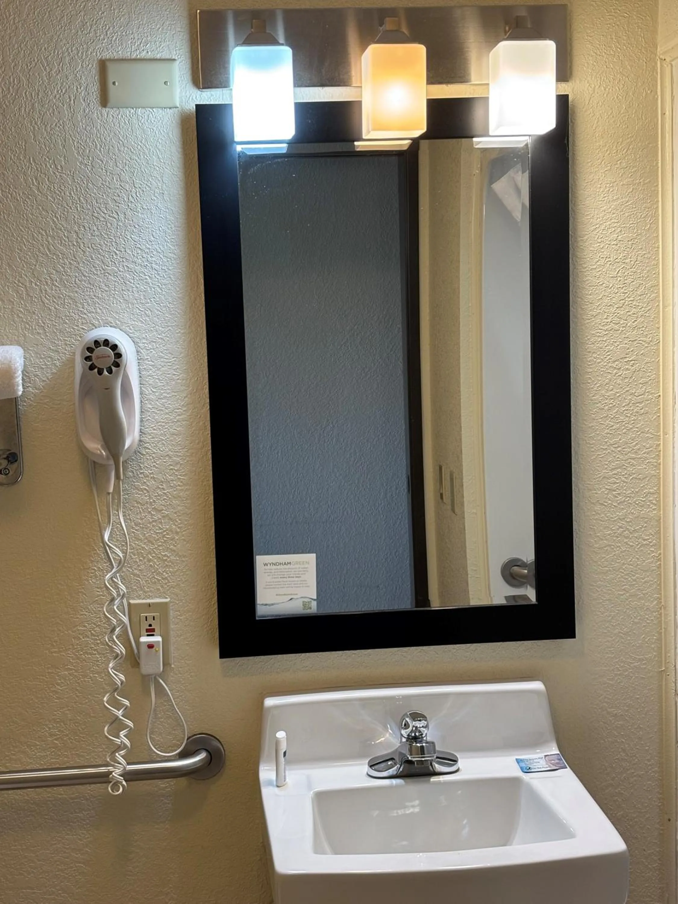 Deluxe Queen Room - Mobility Access/Non-Smoking in AmericInn by Wyndham Mount Pleasant