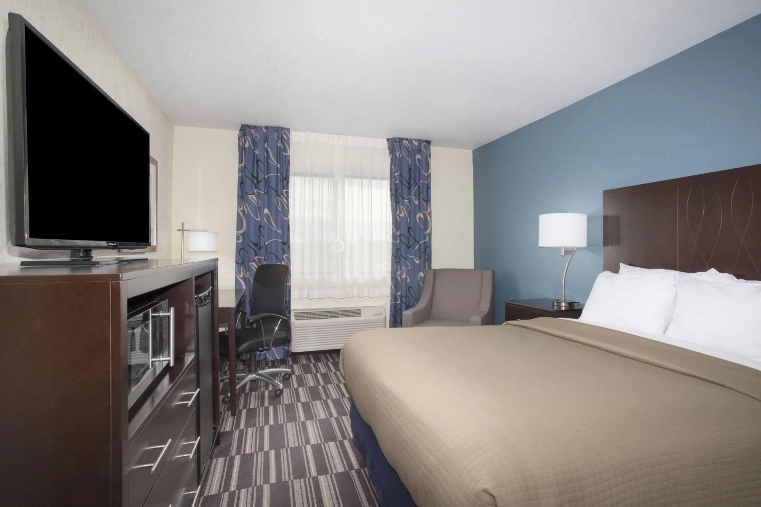 Queen Room - Mobility Access/Non-Smoking in AmericInn by Wyndham Mount Pleasant