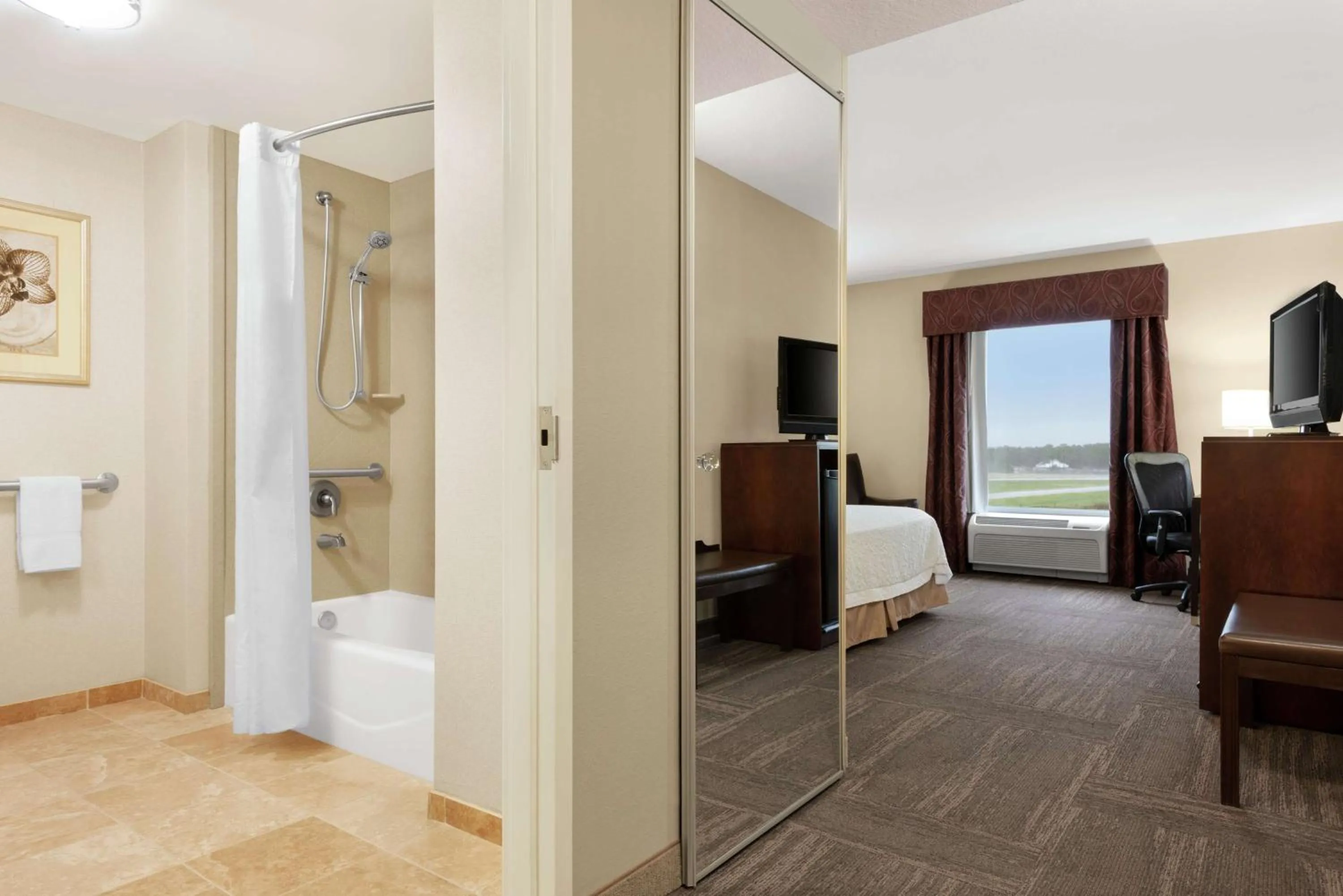 King Room - Mobility Access/Non-Smoking in Hampton Inn & Suites Brunswick