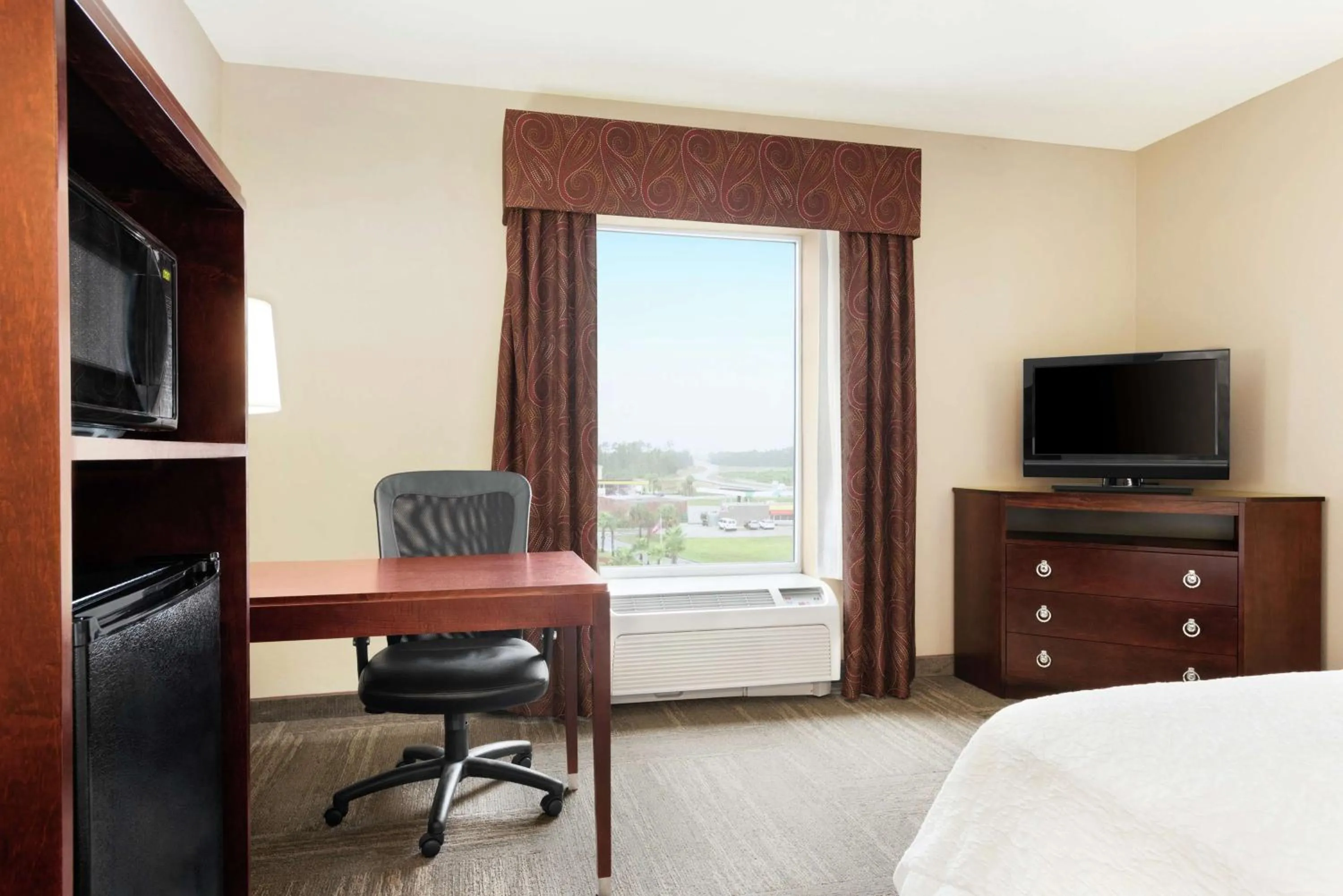 King Room with King Bed - Non-Smoking in Hampton Inn & Suites Brunswick