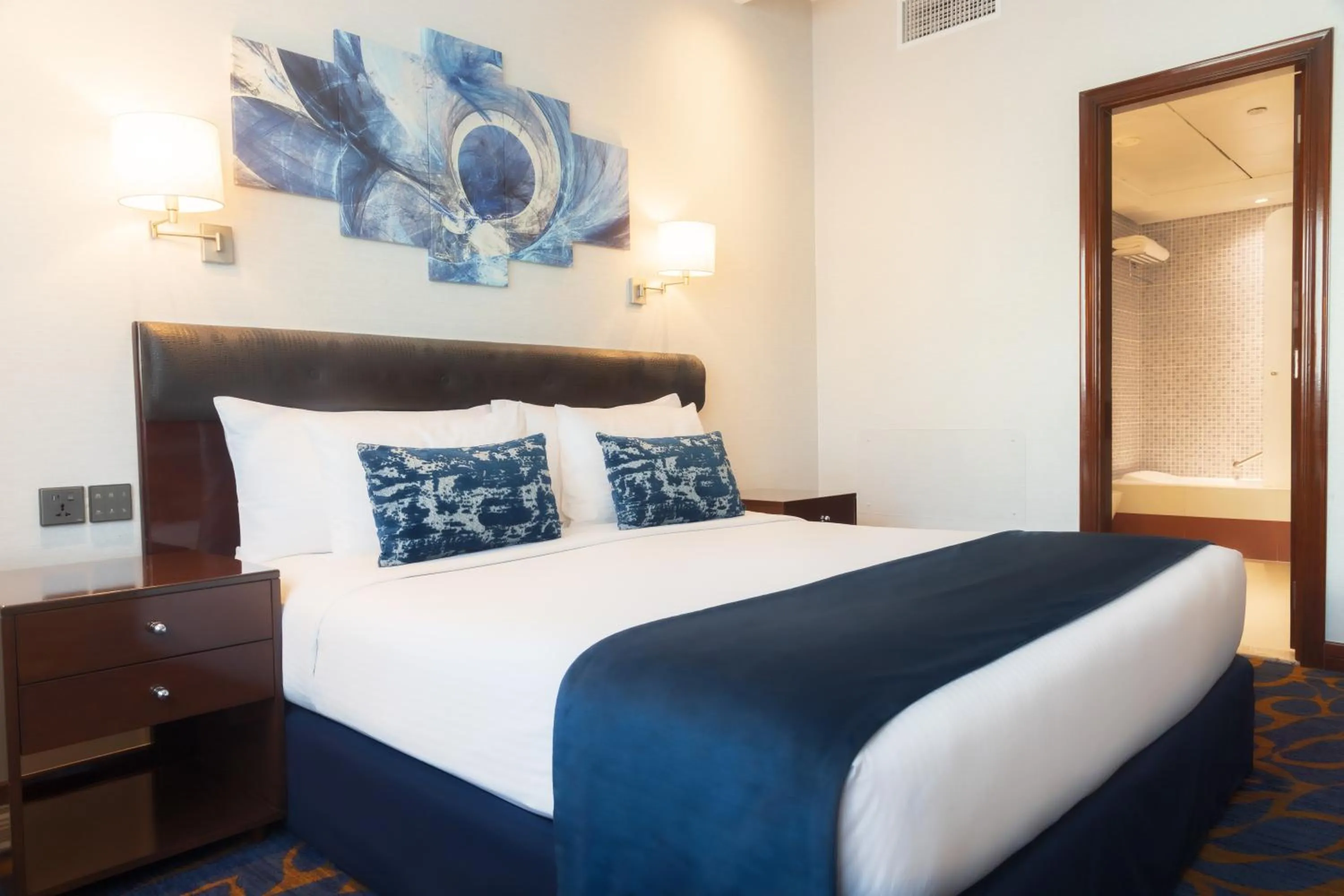 Executive Suite Three Bedroom - Complimentary Transfer to Bluewater Island and JBR in MD Hotel By Gewan