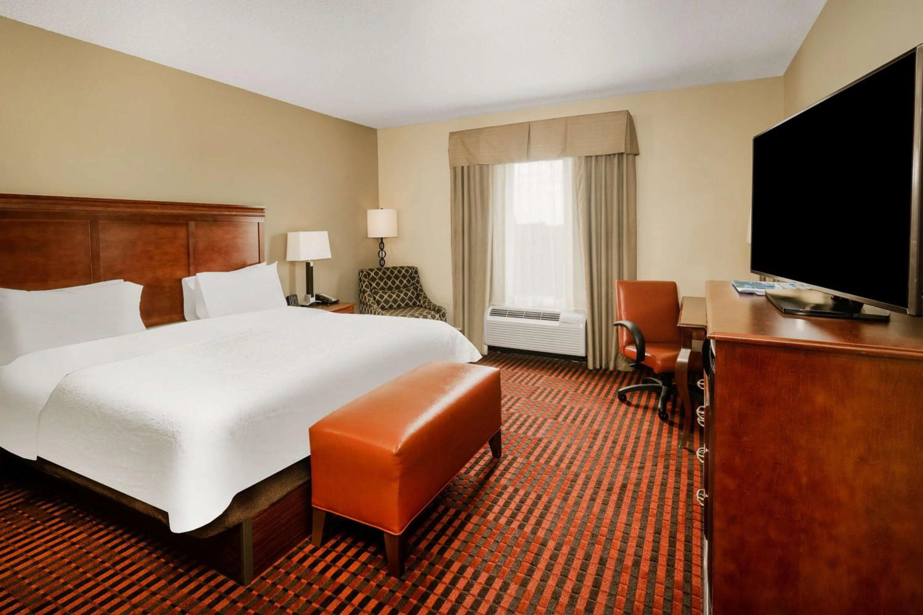 King Room with Roll-In Shower - Mobility and Hearing Access/Non-Smoking in Hampton Inn Covington