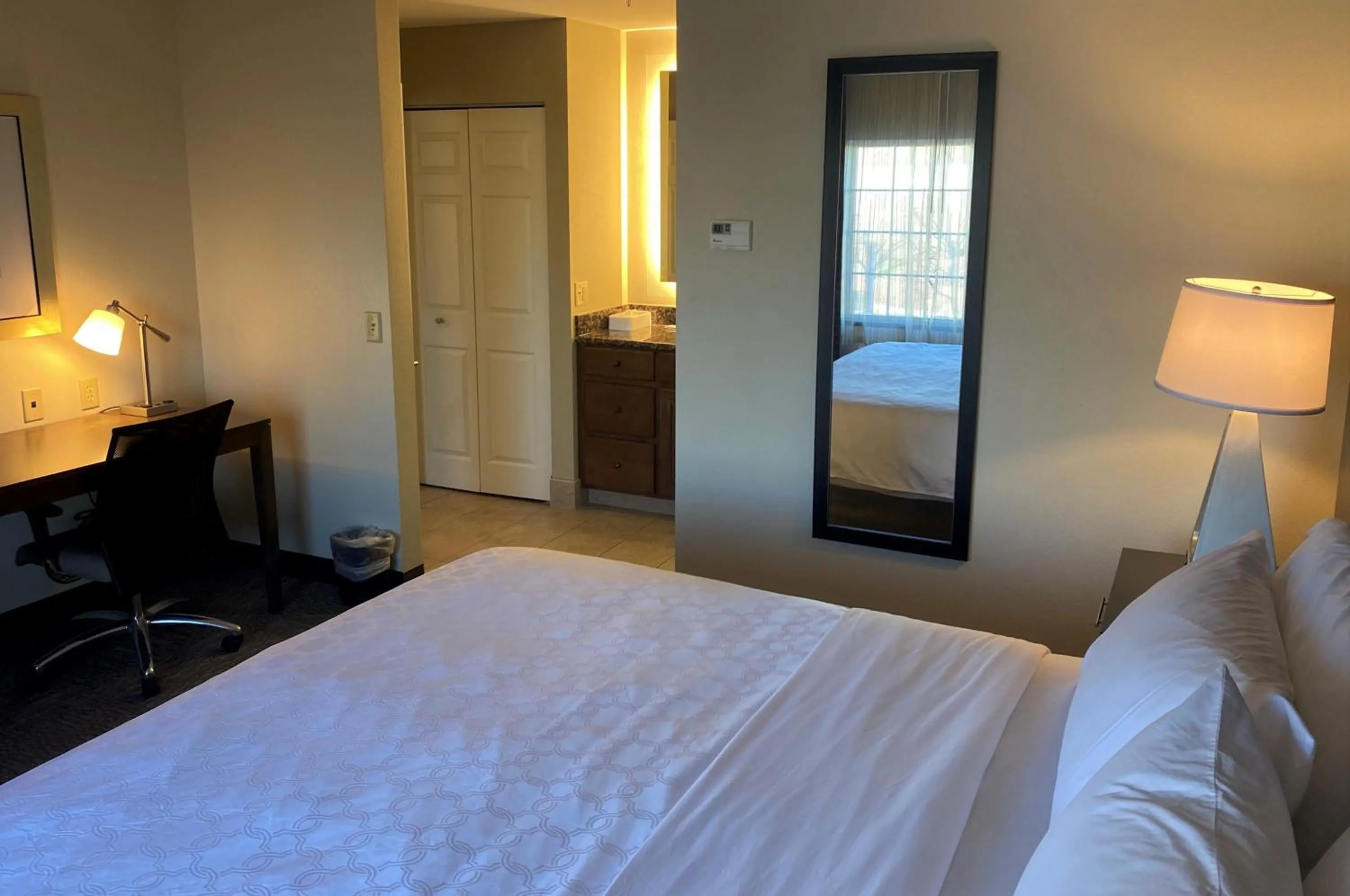 Deluxe One-Bedroom Queen Suite in Staybridge Suites Great Falls by IHG