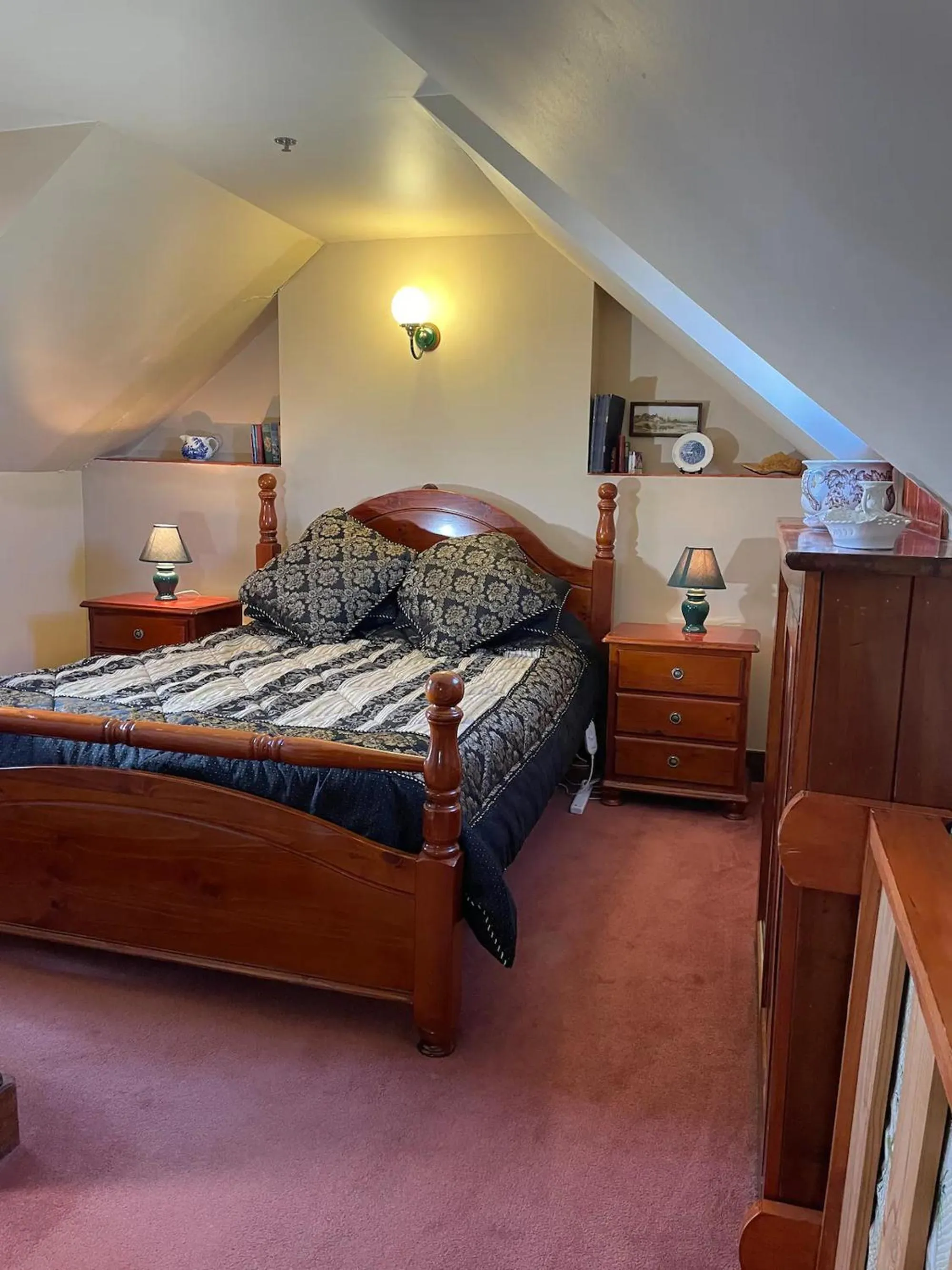Queen Room - Upstairs Loft in Sorell Barracks