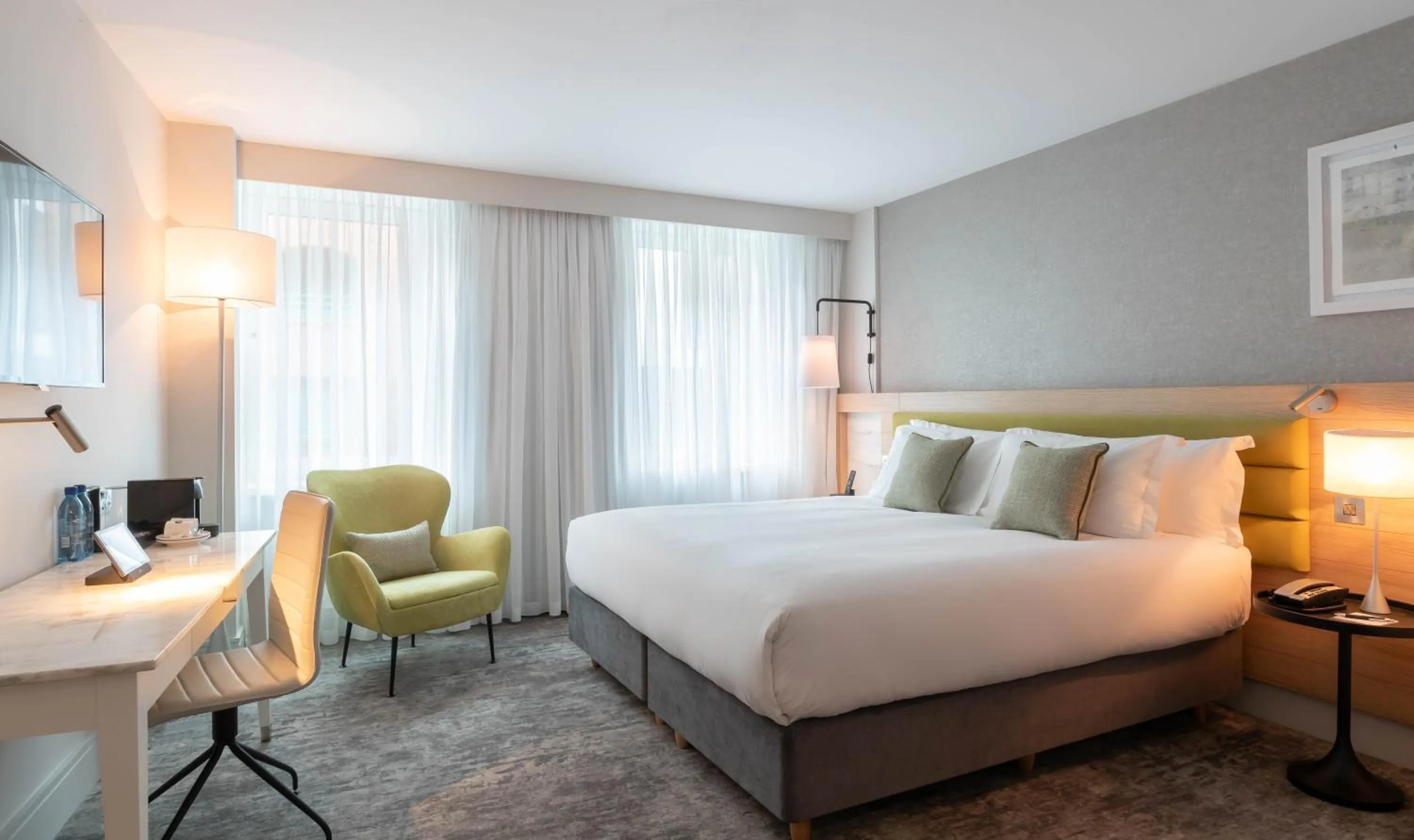 Signature Queen Room in The Morgan Hotel