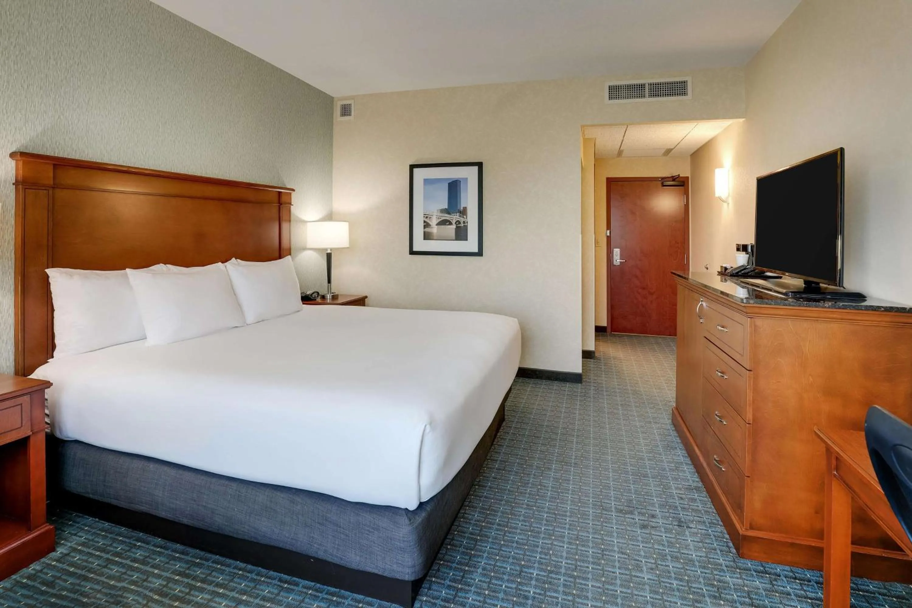 Deluxe King Room - Hearing Accessible, Shower in Drury Inn & Suites Grand Rapids