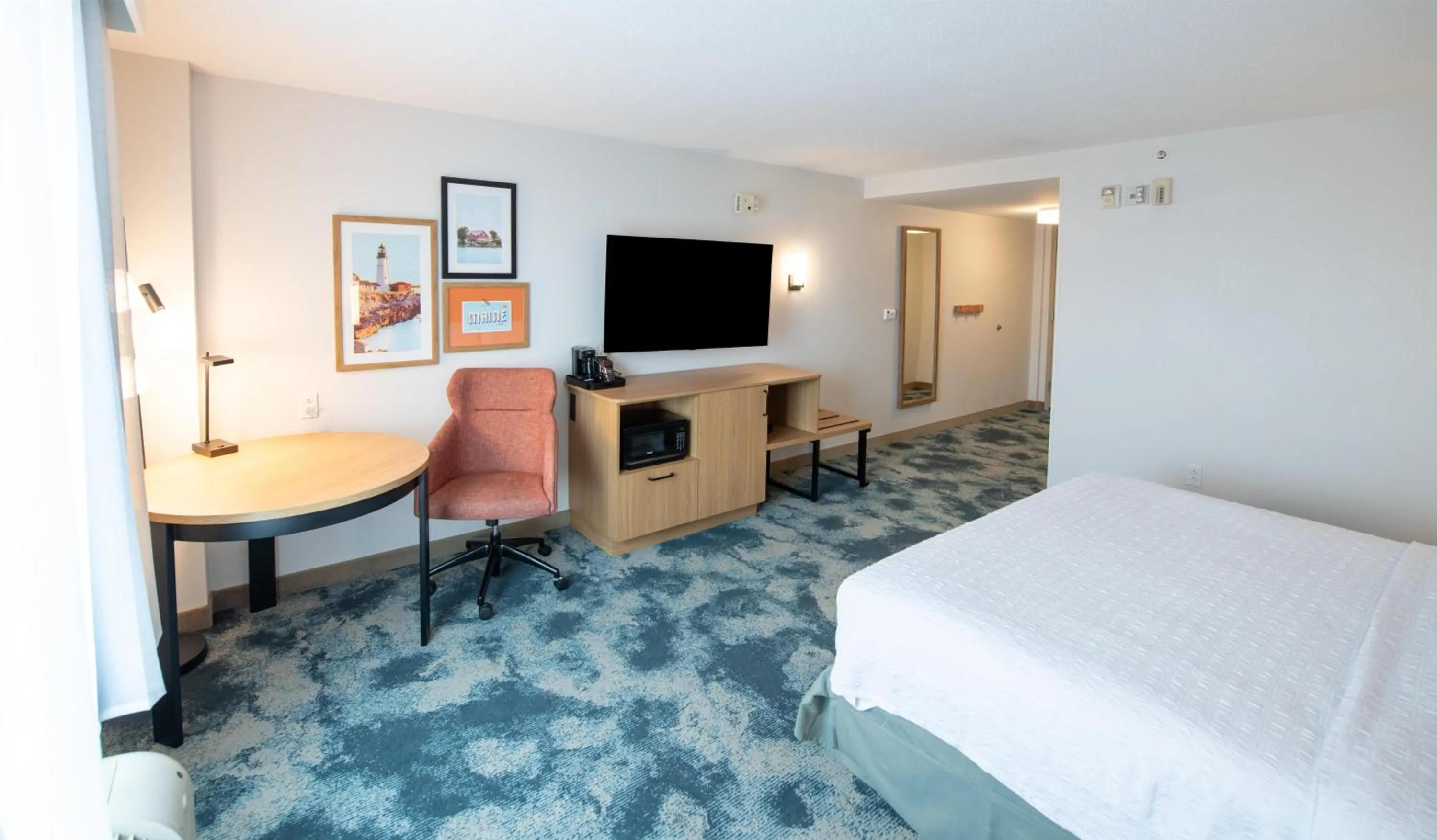 King Room with Roll-In Shower - Mobility Access/Non-Smoking in Hampton Inn Presque Isle